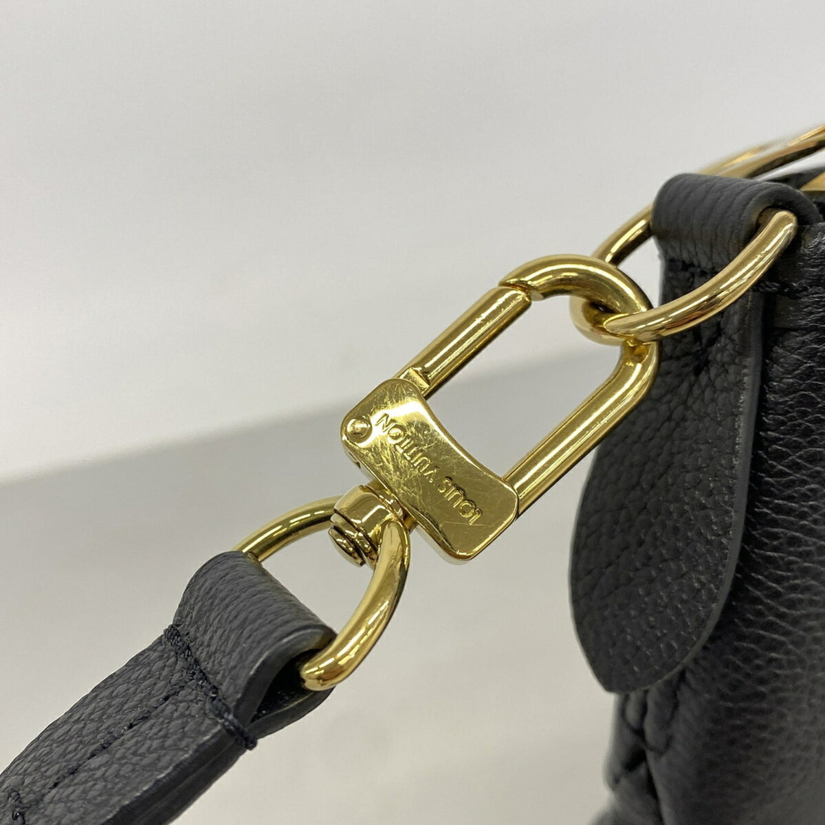 Louis Vuitton Noir Handbag (Pre-Owned)