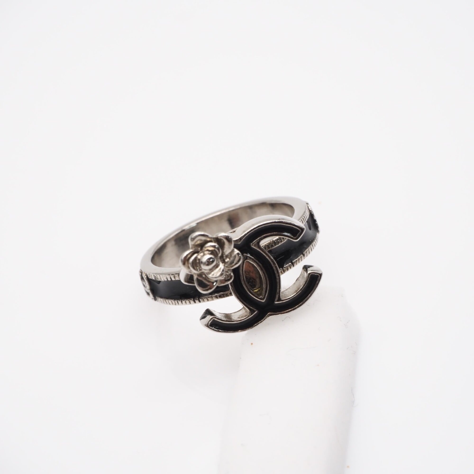 Chanel Camellia Silver Black Band Ring (Pre-Owned)