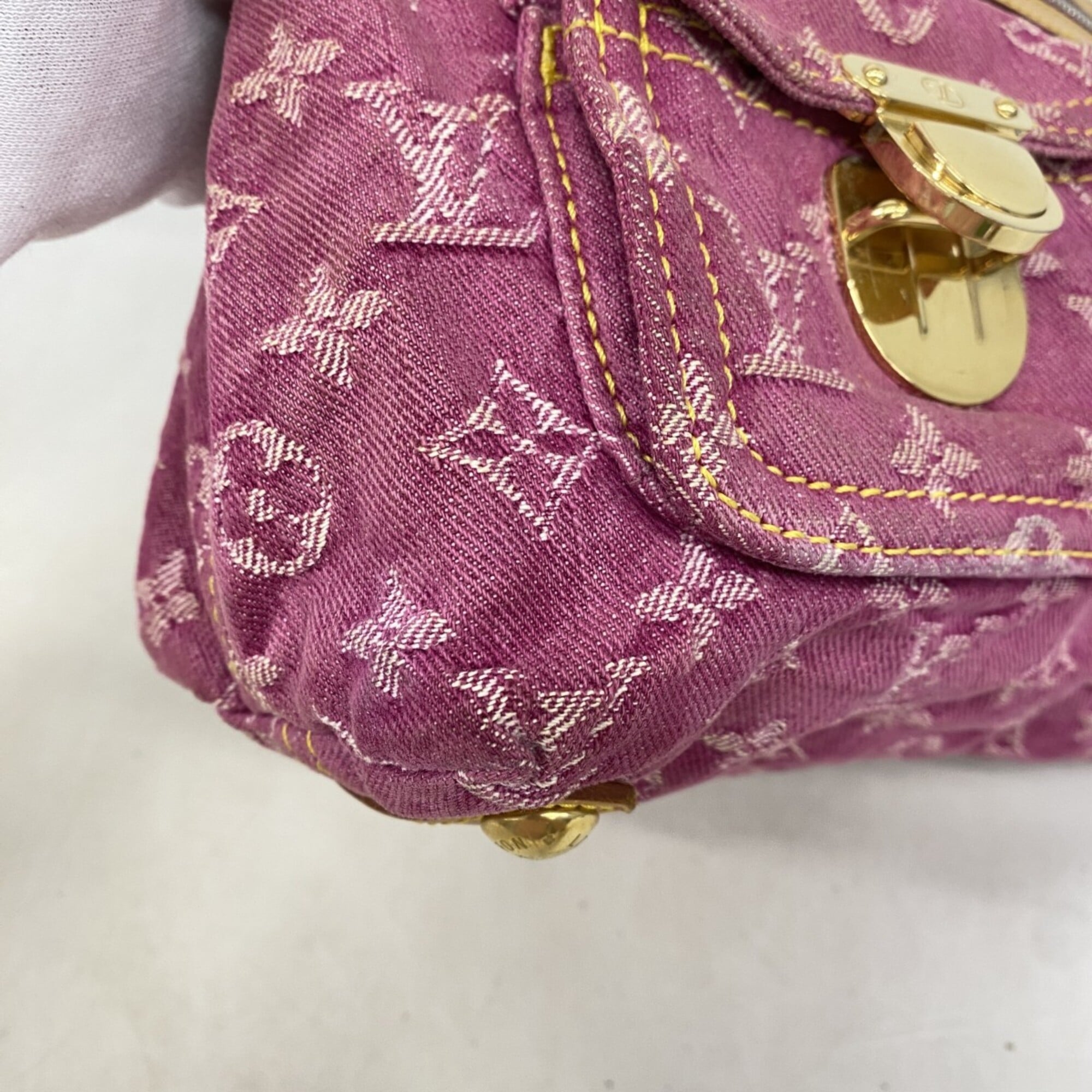Louis Vuitton Fuchsia Shoulder Bag (Pre-Owned)
