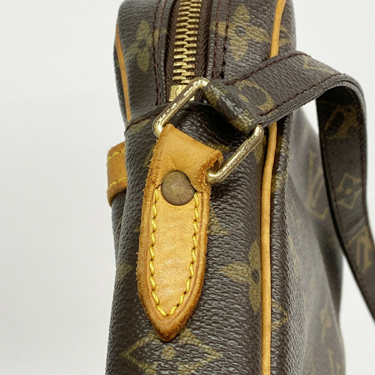 Louis Vuitton Brown Shoulder Bag (Pre-Owned)