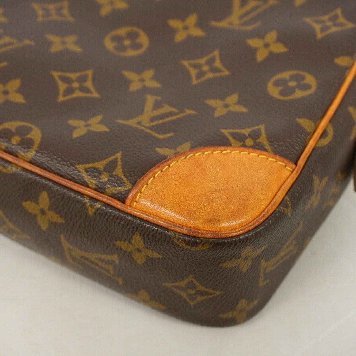 Louis Vuitton Brown Clutch Bag (Pre-Owned)