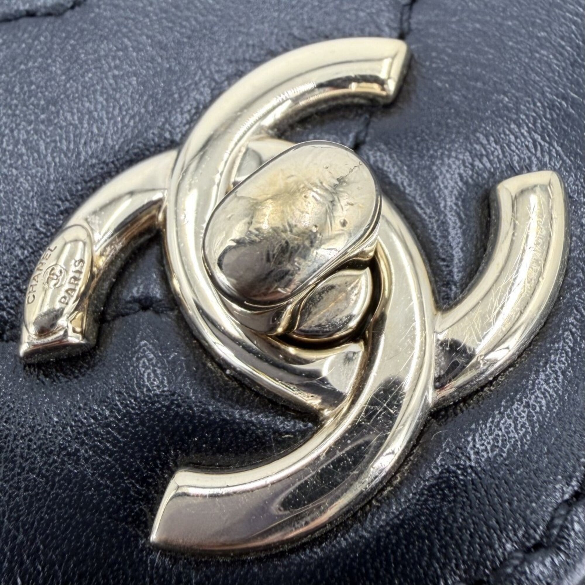 Chanel Black Leather Shoulder Bag (Pre-Owned)