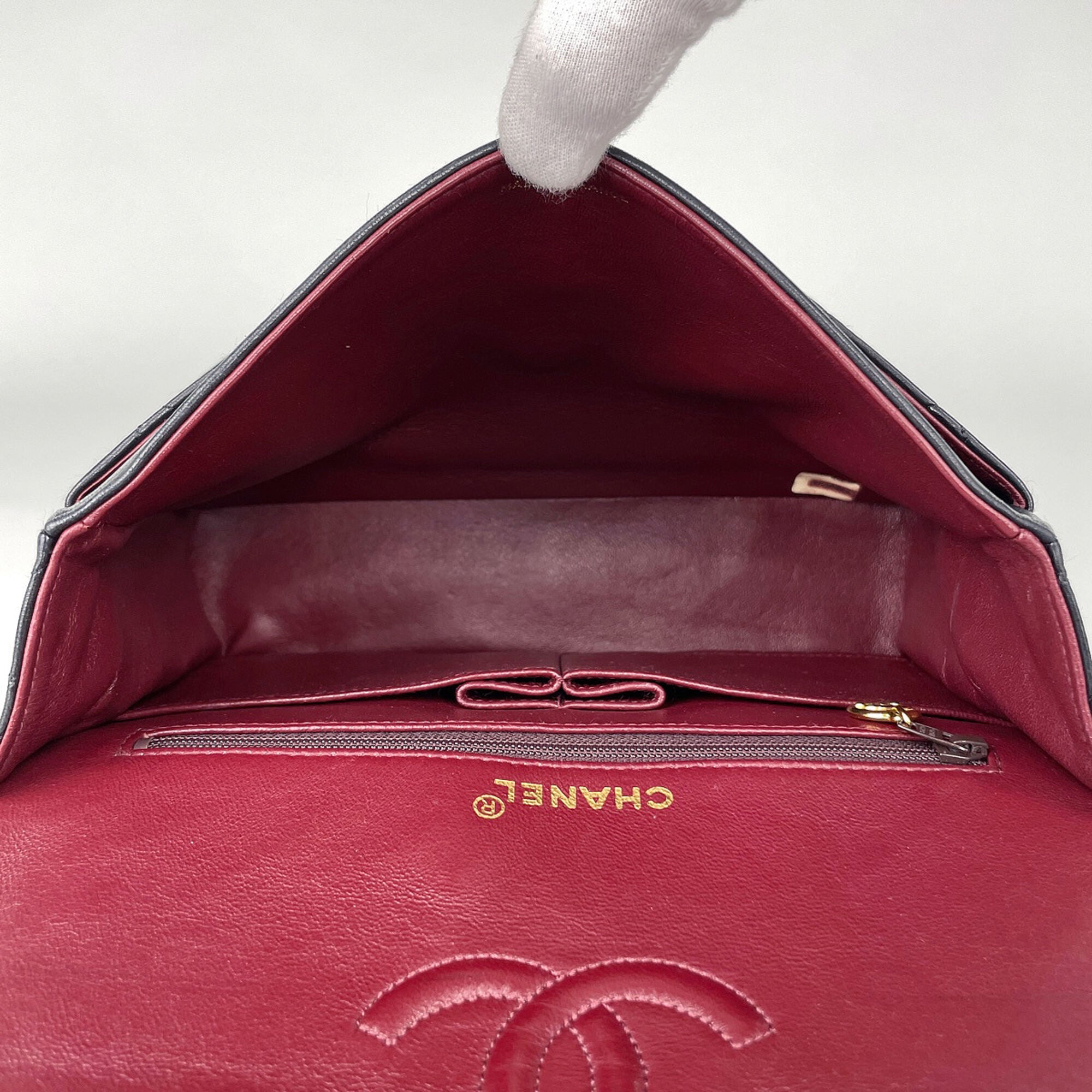 Chanel Black Leather Shoulder Bag (Pre-Owned)