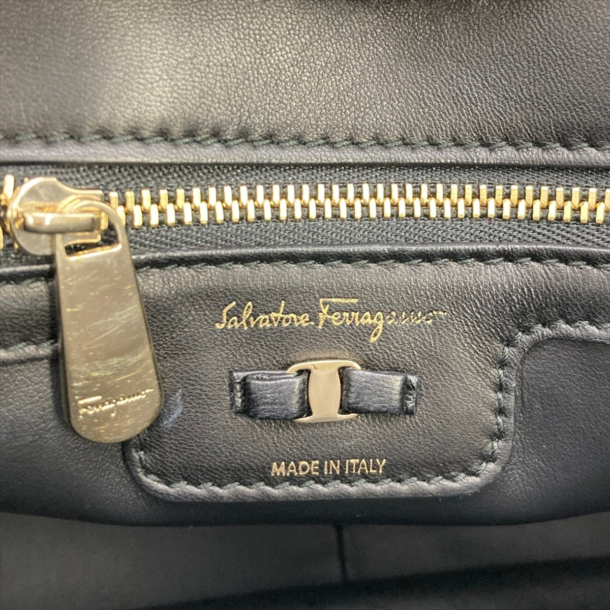 Salvatore Ferragamo Black Leather Shoulder Bag (Pre-Owned)