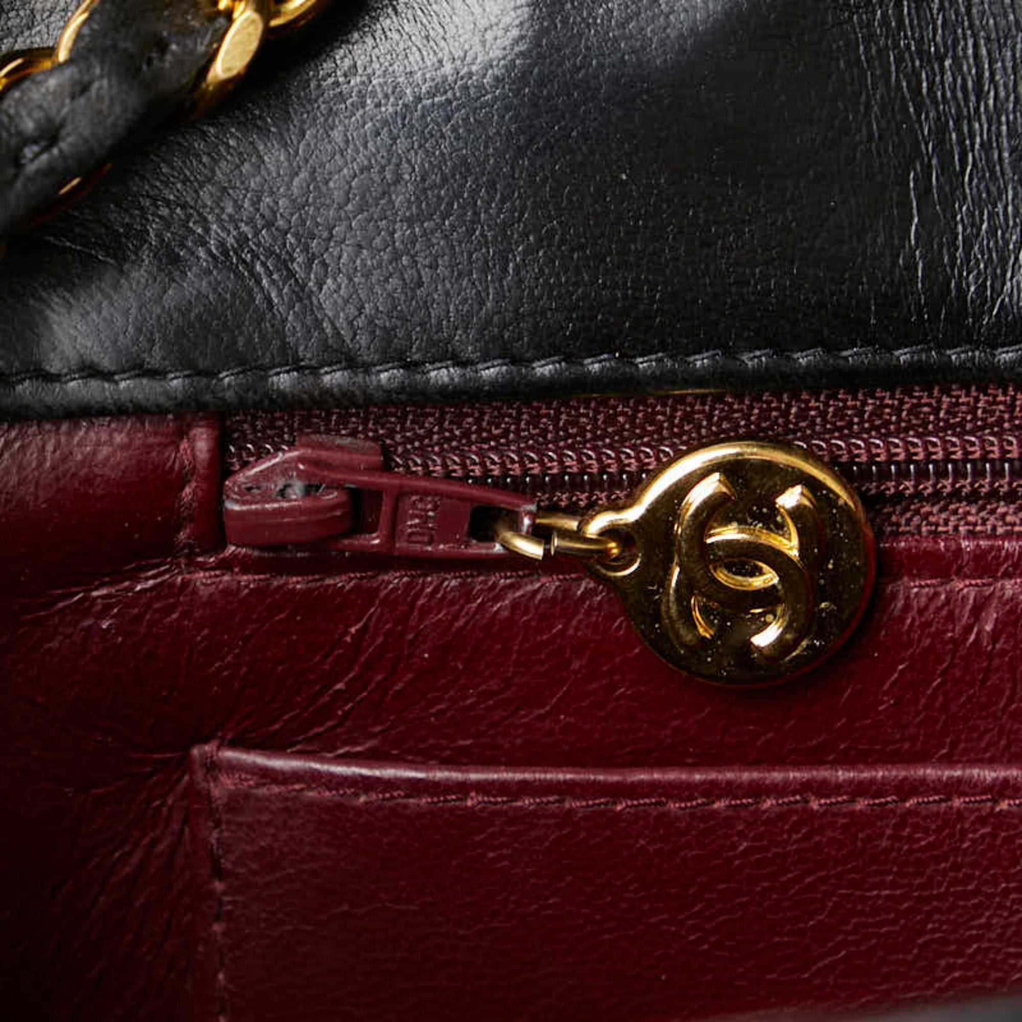 Chanel Black Leather Shoulder Bag (Pre-Owned)