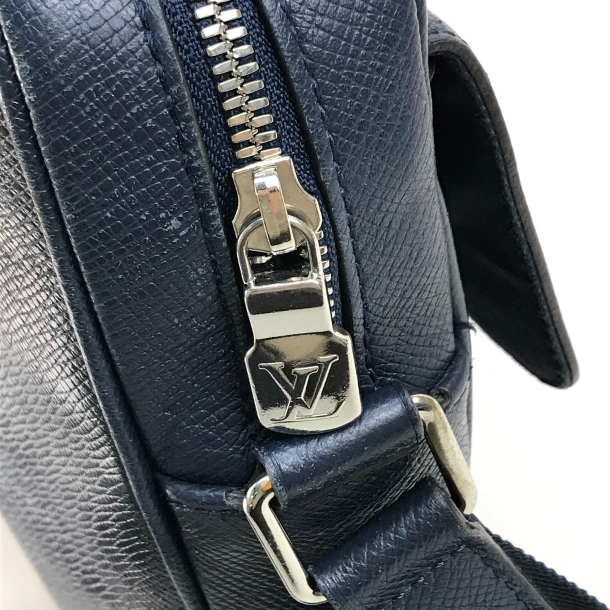 Louis Vuitton Navy Leather Shoulder Bag (Pre-Owned)