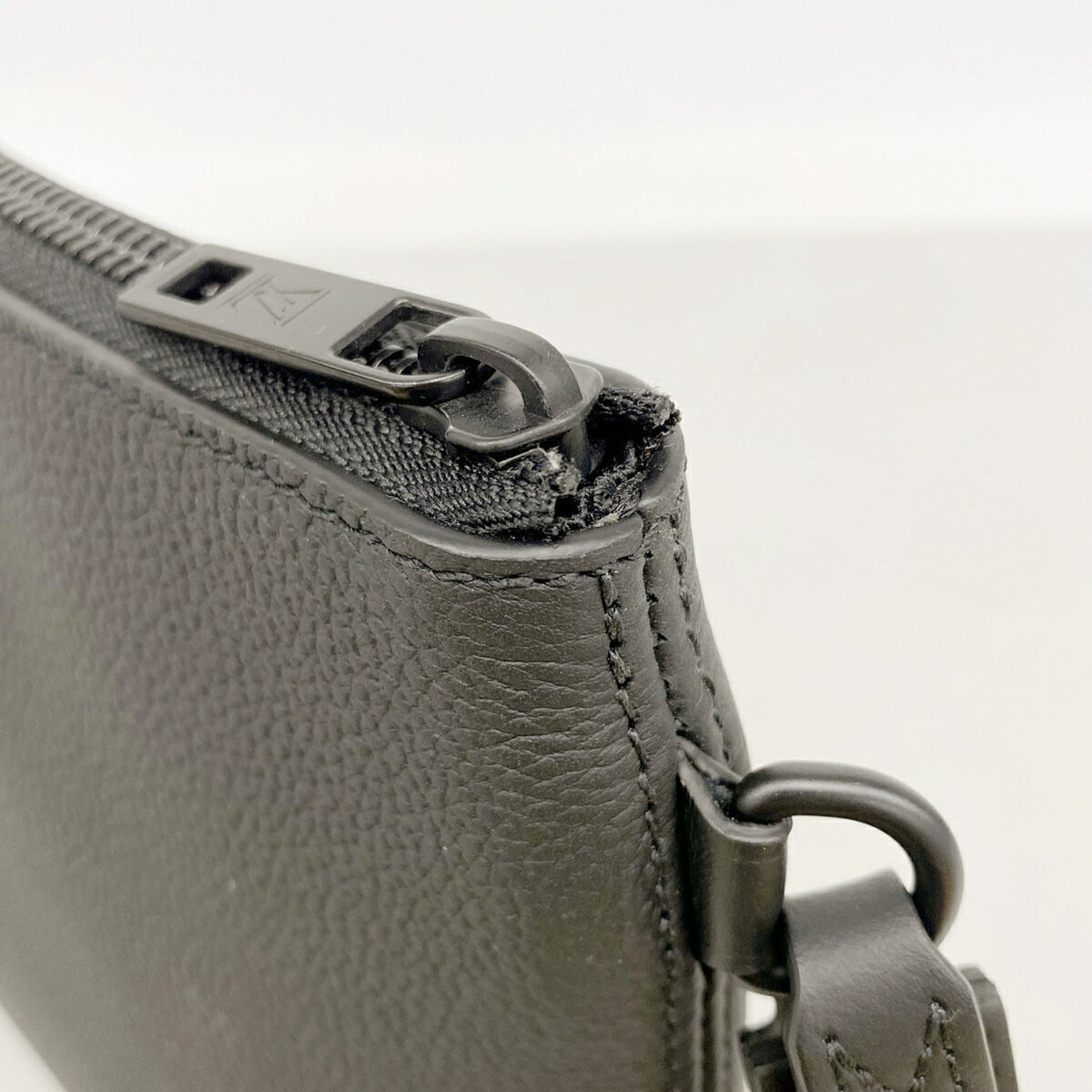 Louis Vuitton Noir Clutch Bag (Pre-Owned)