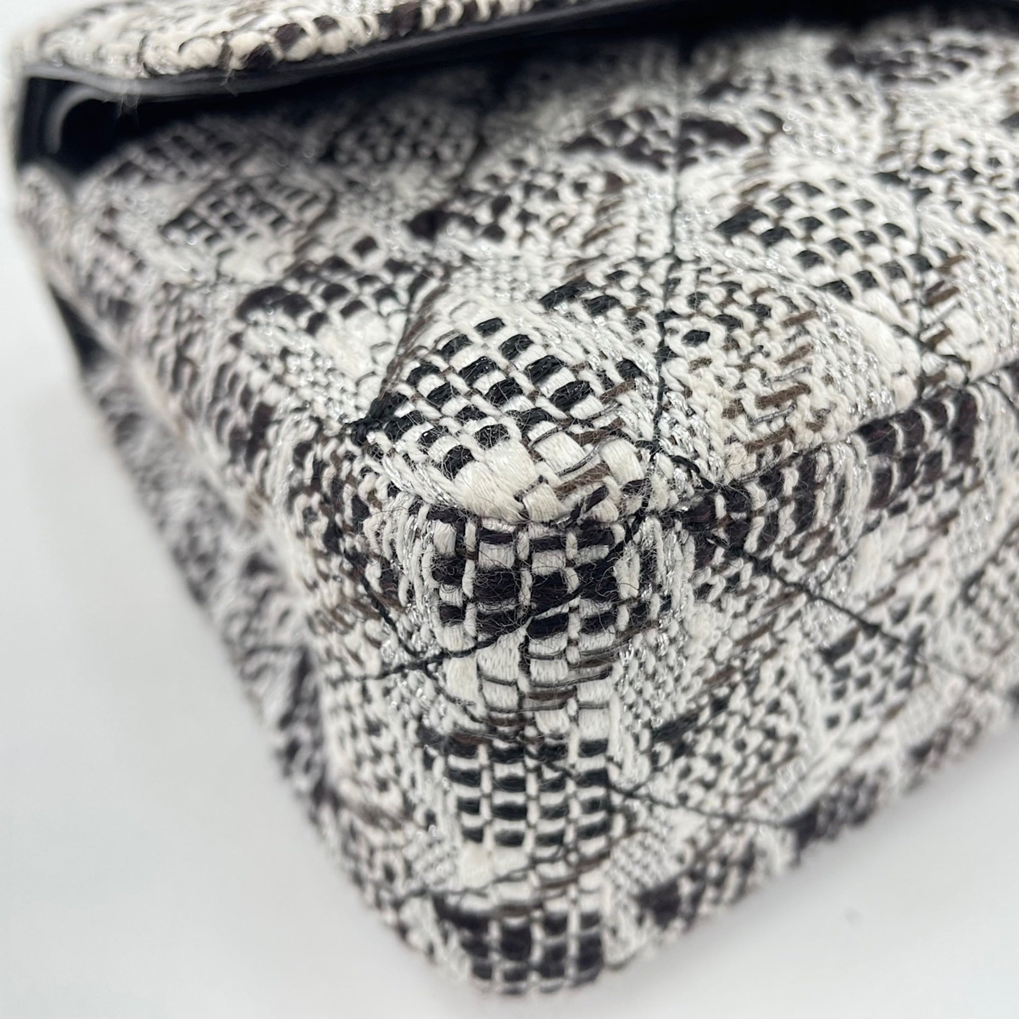 Chanel White Handbag (Pre-Owned)