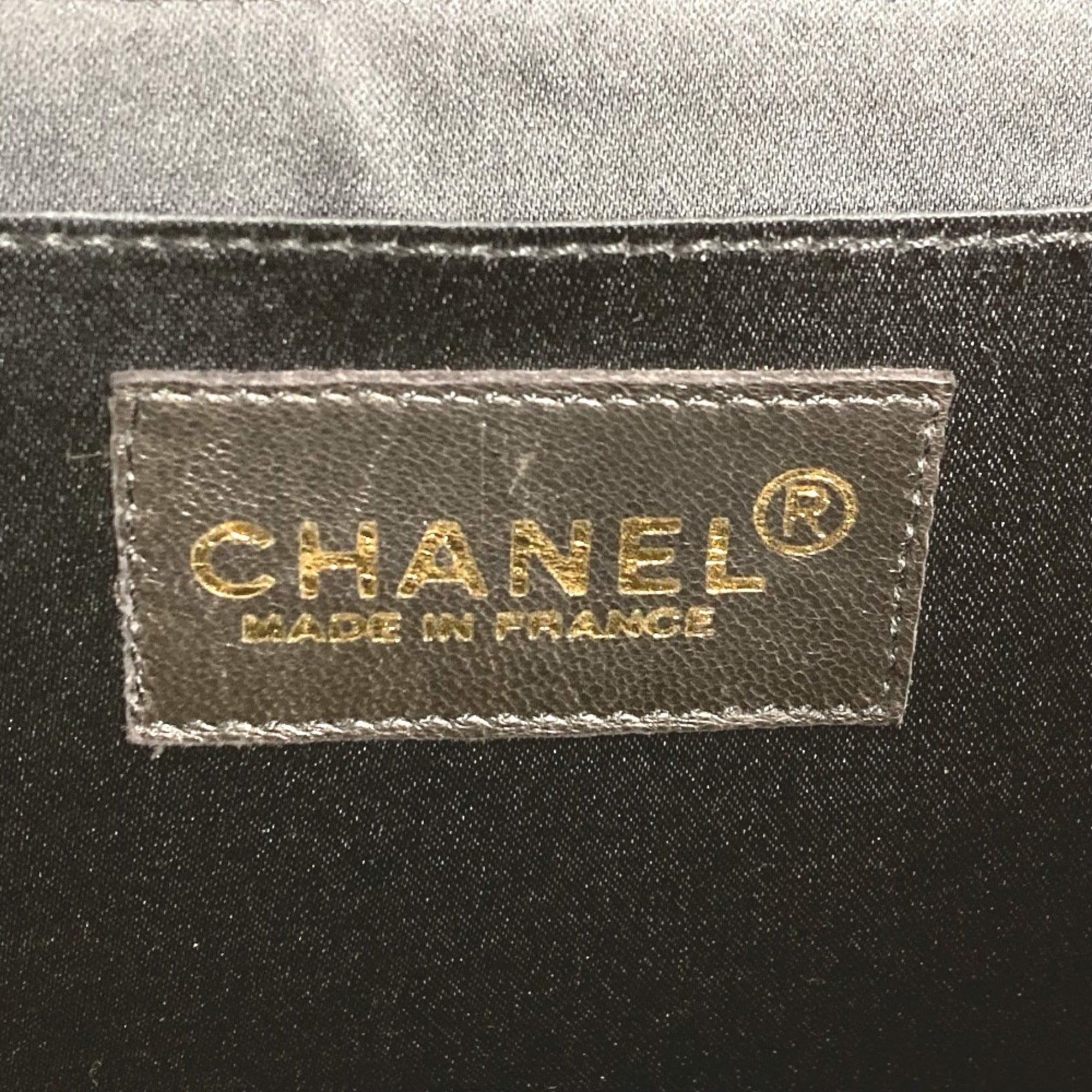 Chanel Chocolate Bar Black White Leather Pochette Shoulder Bag (Pre-Owned)