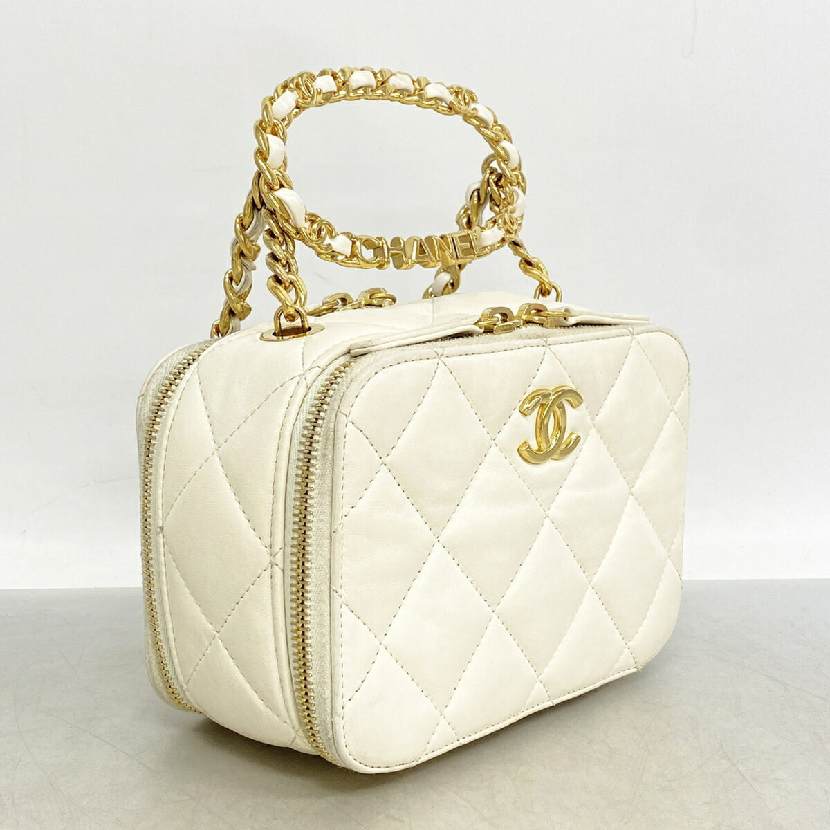 Chanel White Leather Shoulder Bag (Pre-Owned)