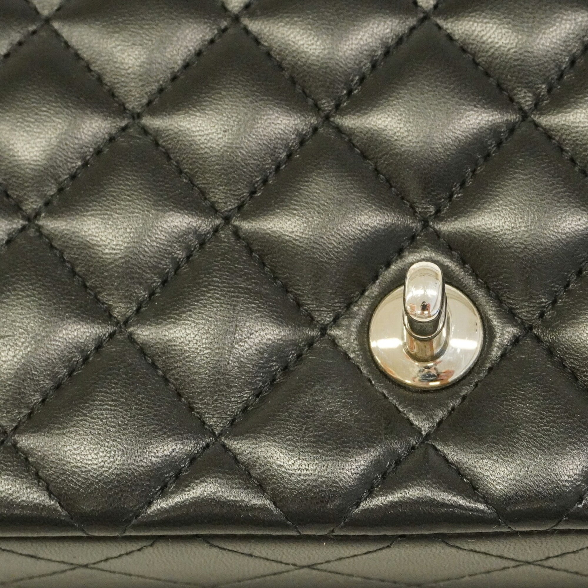 Chanel Black Leather Shoulder Bag (Pre-Owned)