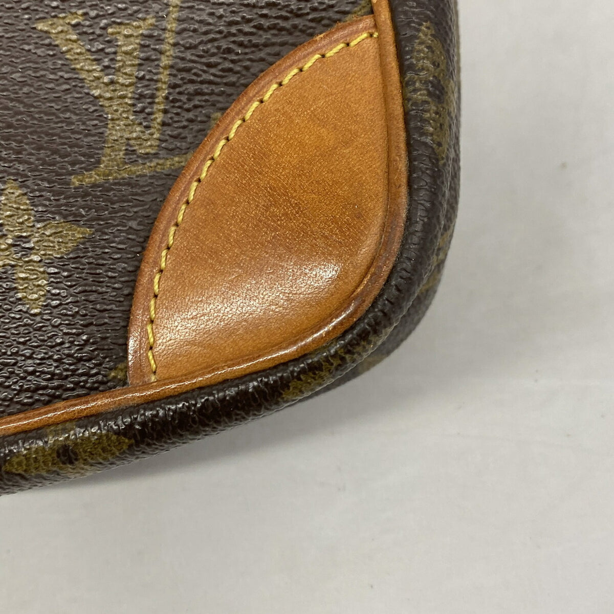 Louis Vuitton Brown Shoulder Bag (Pre-Owned)