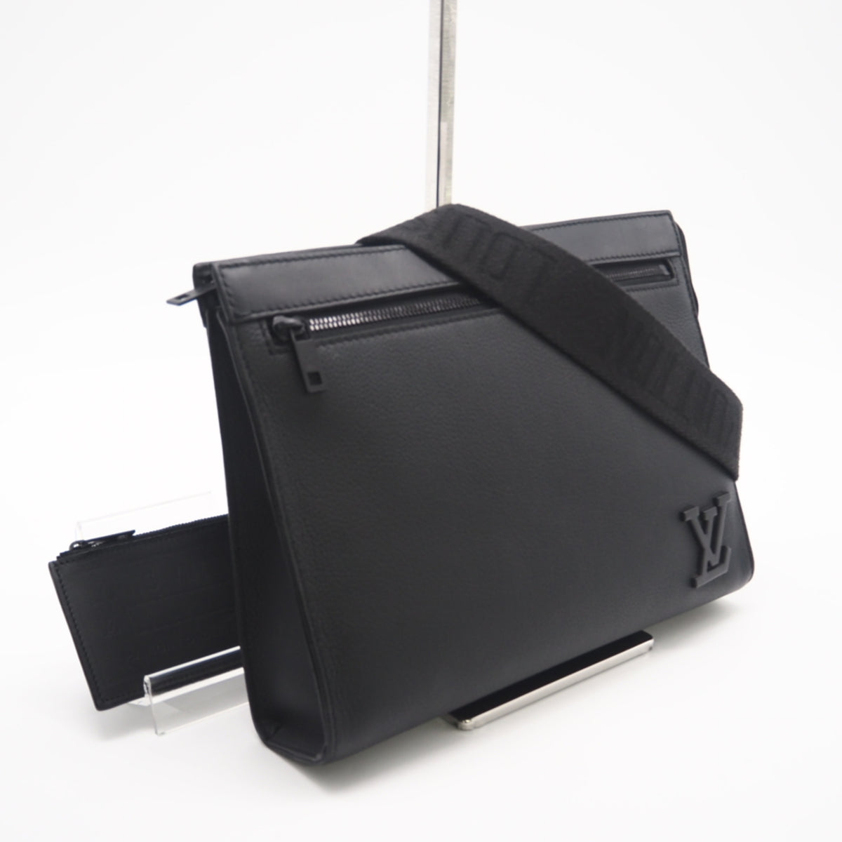 Louis Vuitton Black Noir Leather Shoulder Bag (Pre-Owned)