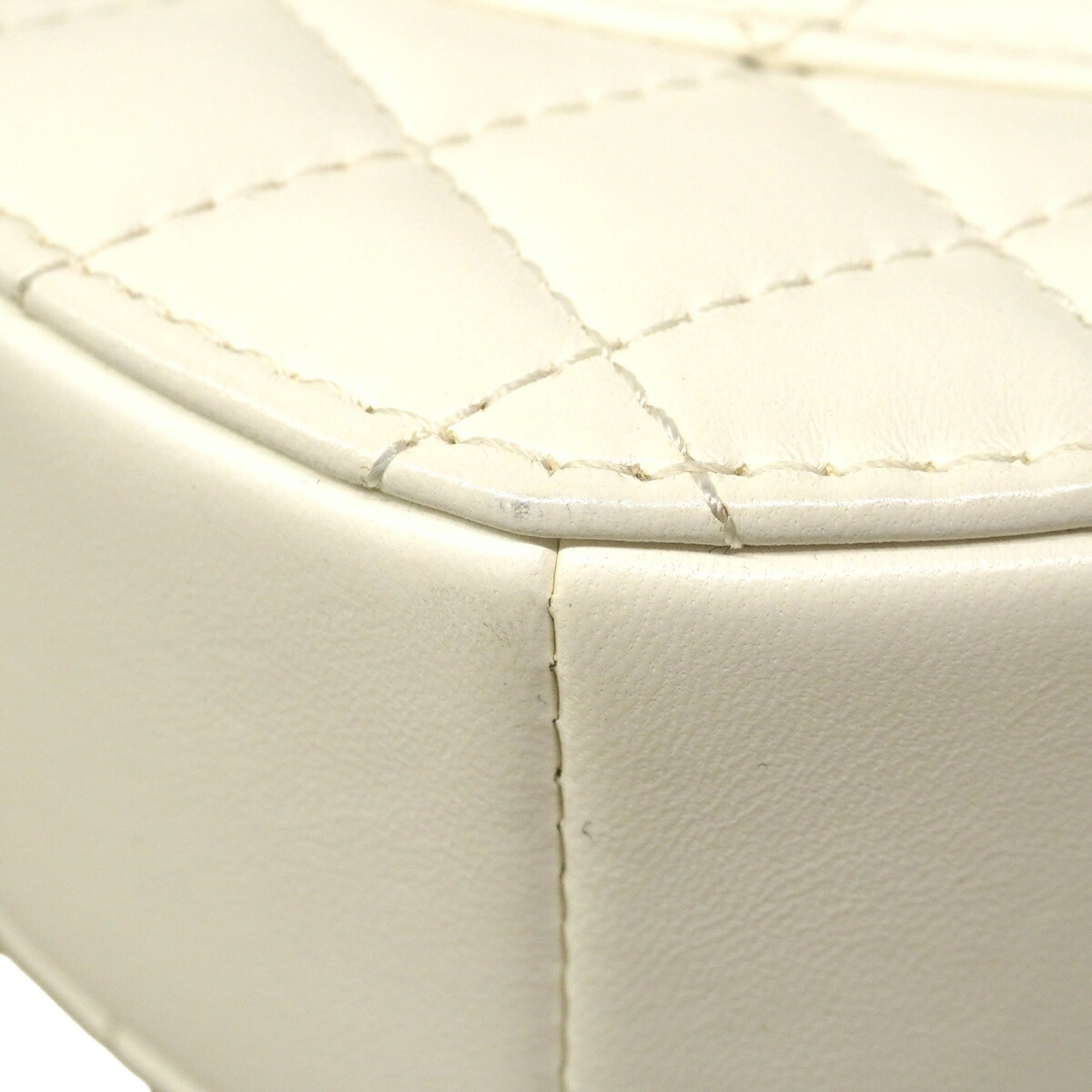 Chanel White Leather Shoulder Bag (Pre-Owned)