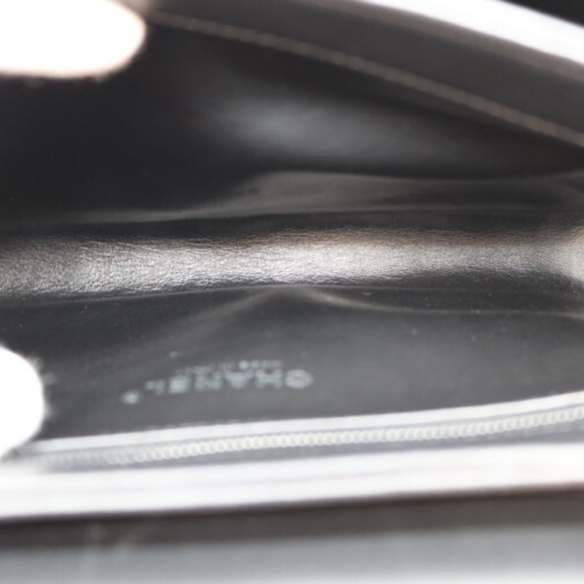 Chanel Black Leather Shoulder Bag (Pre-Owned)