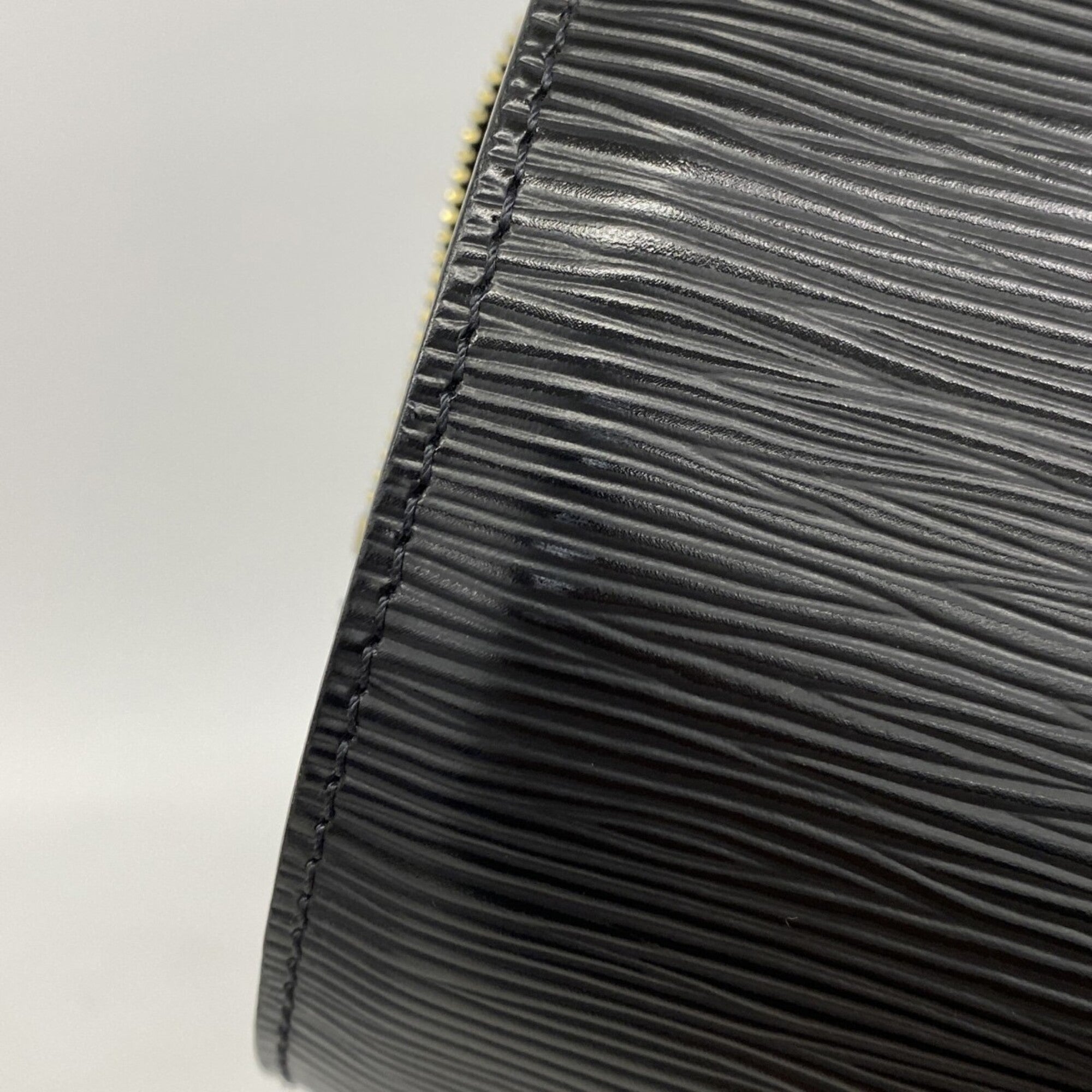 Louis Vuitton Noir Handbag (Pre-Owned)