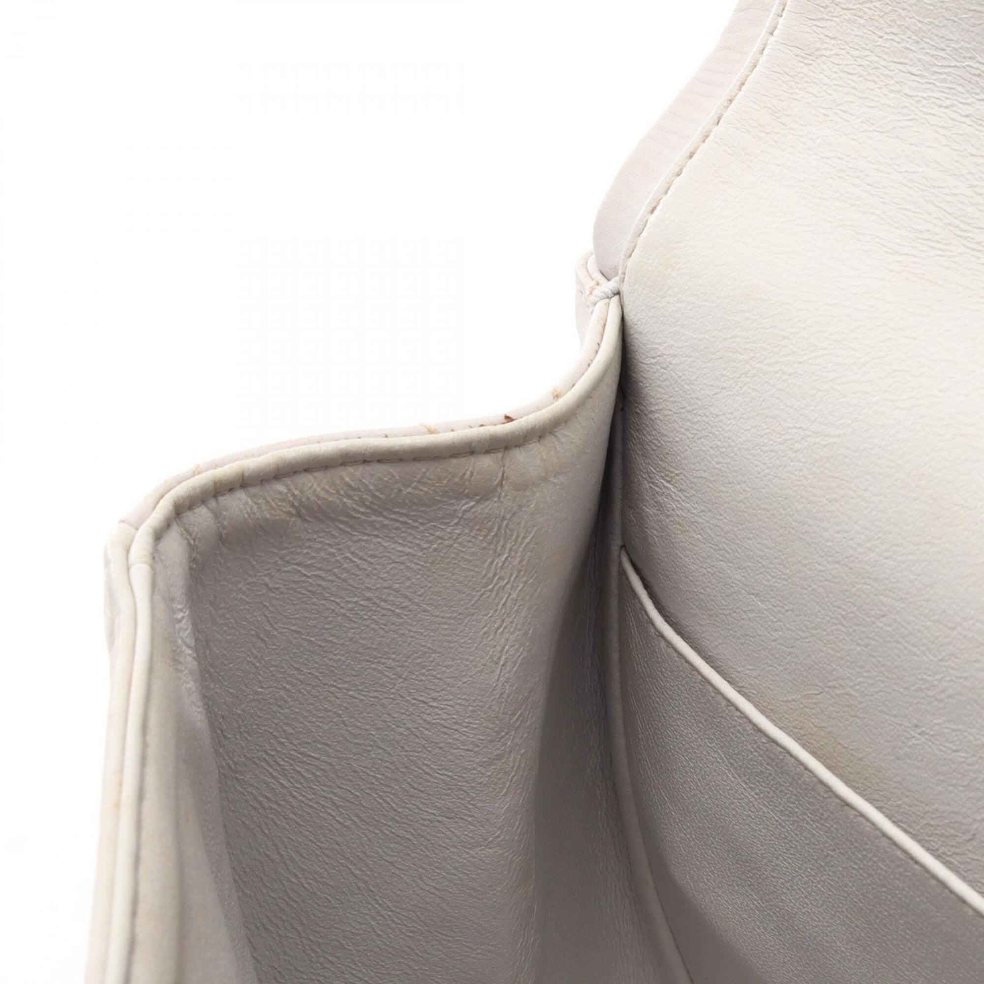 Chanel White Leather Handbag Shoulder Bag (Pre-Owned)