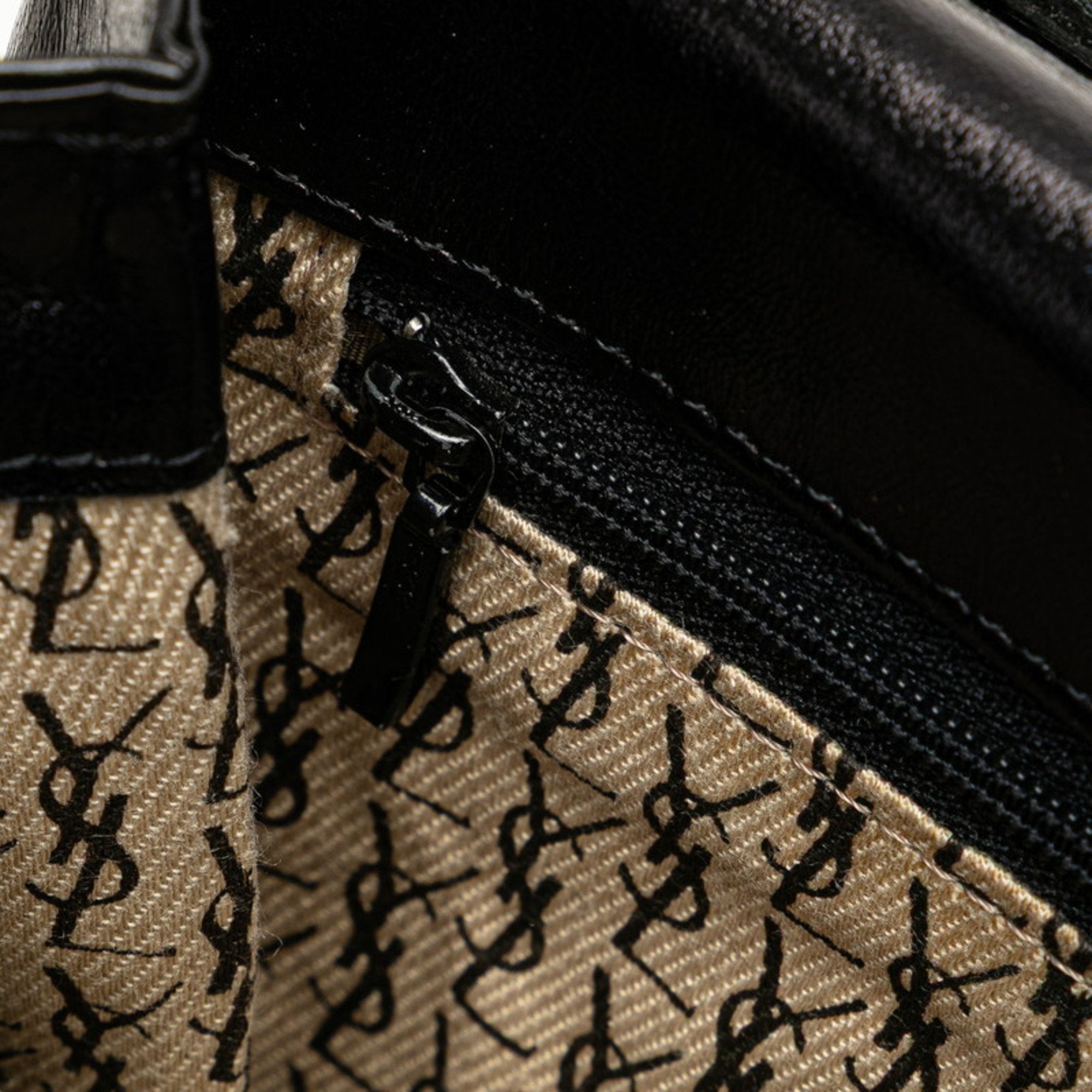 Saint Laurent Black Leather Shoulder Bag (Pre-Owned)