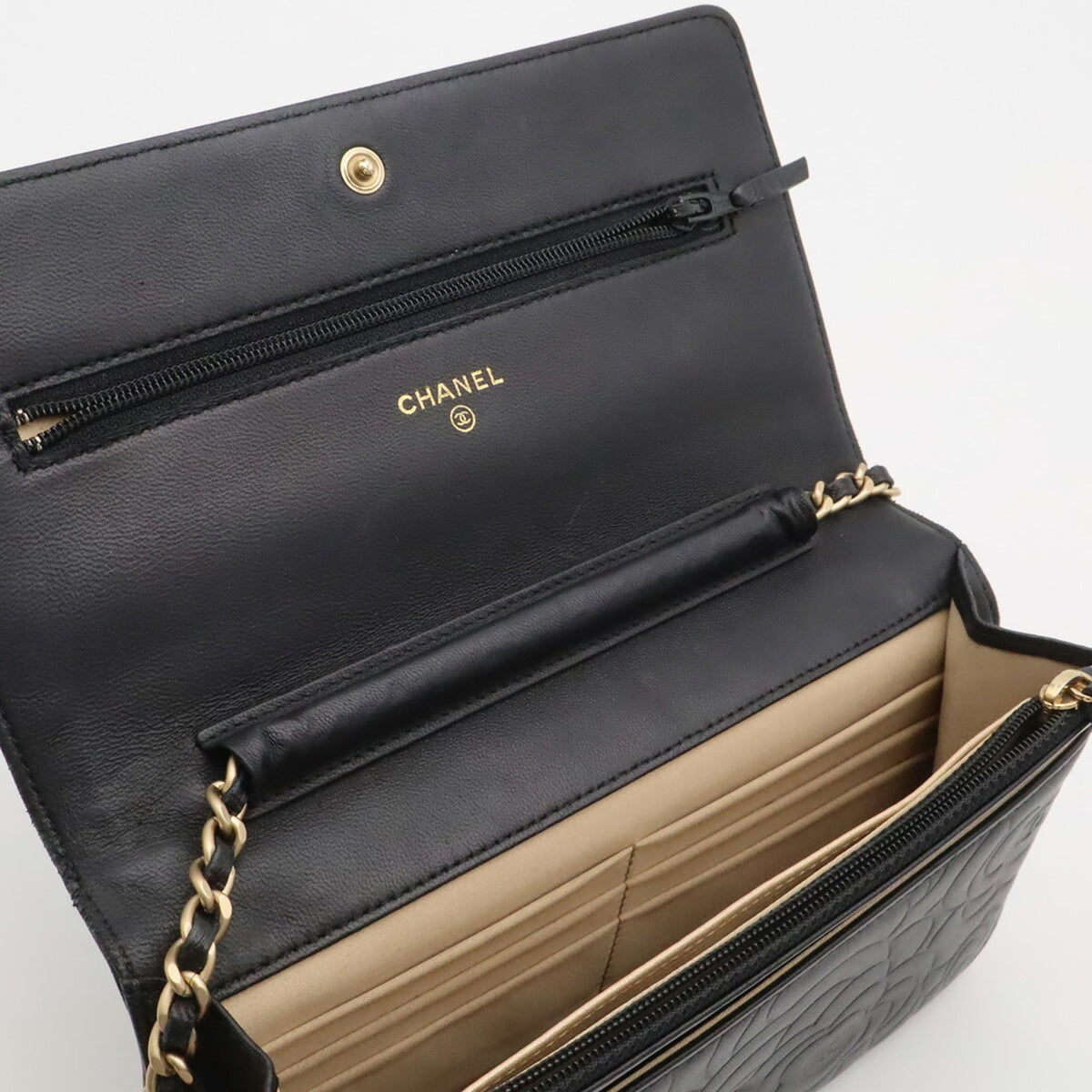 Chanel Camellia Black Leather Pochette Shoulder Bag (Pre-Owned)