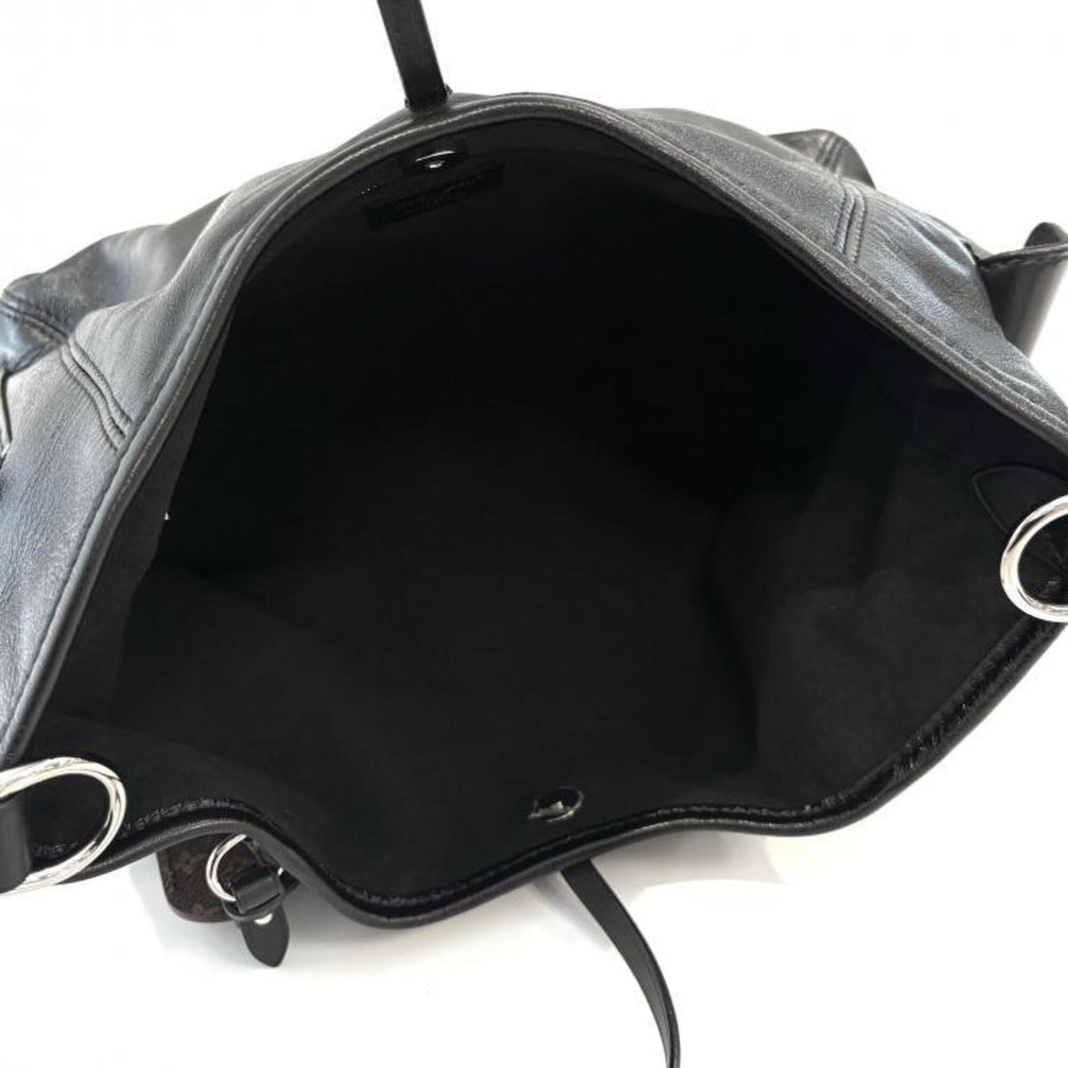 Louis Vuitton Noir Leather Shoulder Bag (Pre-Owned)