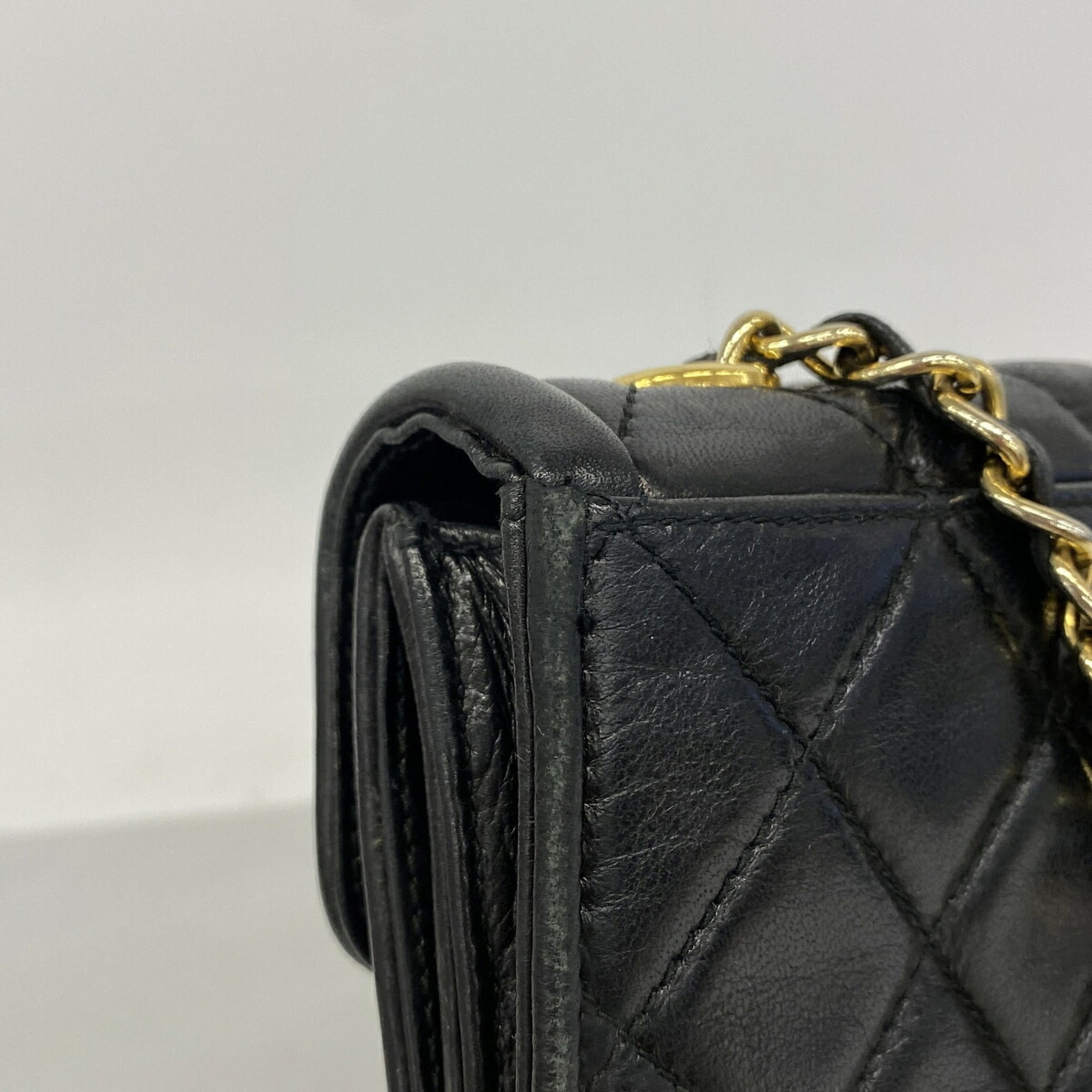 Chanel Black Leather Shoulder Bag (Pre-Owned)