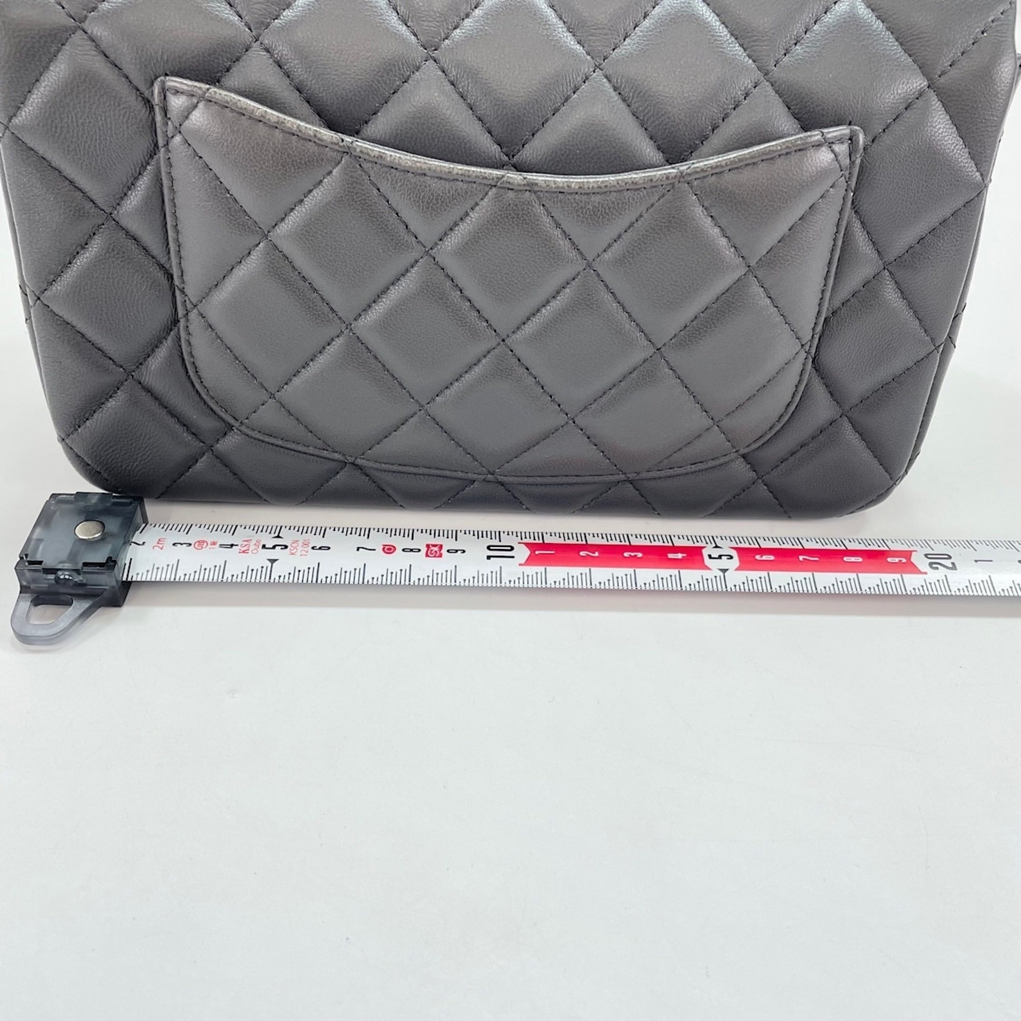 Chanel Gray Leather Shoulder Bag (Pre-Owned)