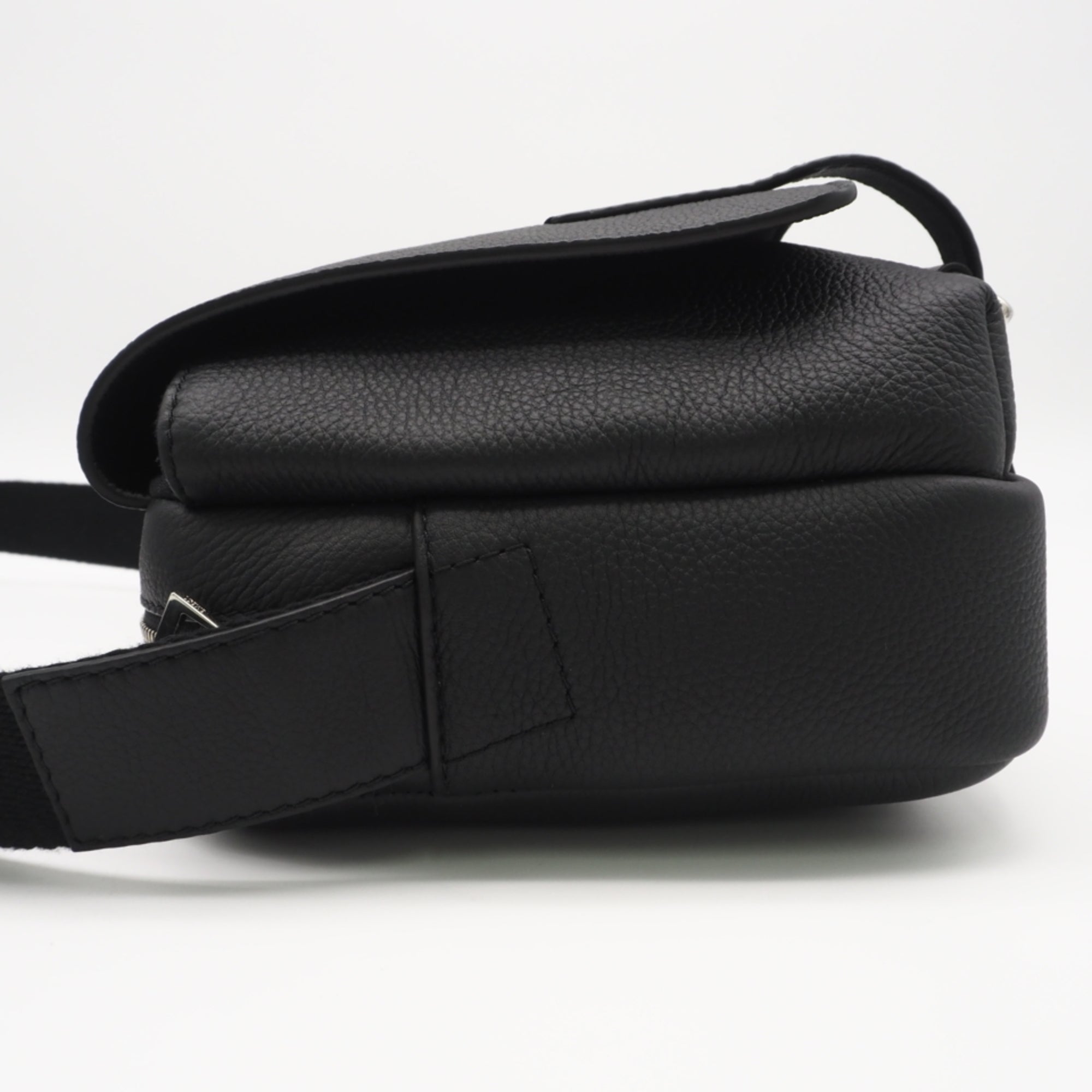 Loewe Black Leather Messenger Bag Shoulder Bag (Pre-Owned)