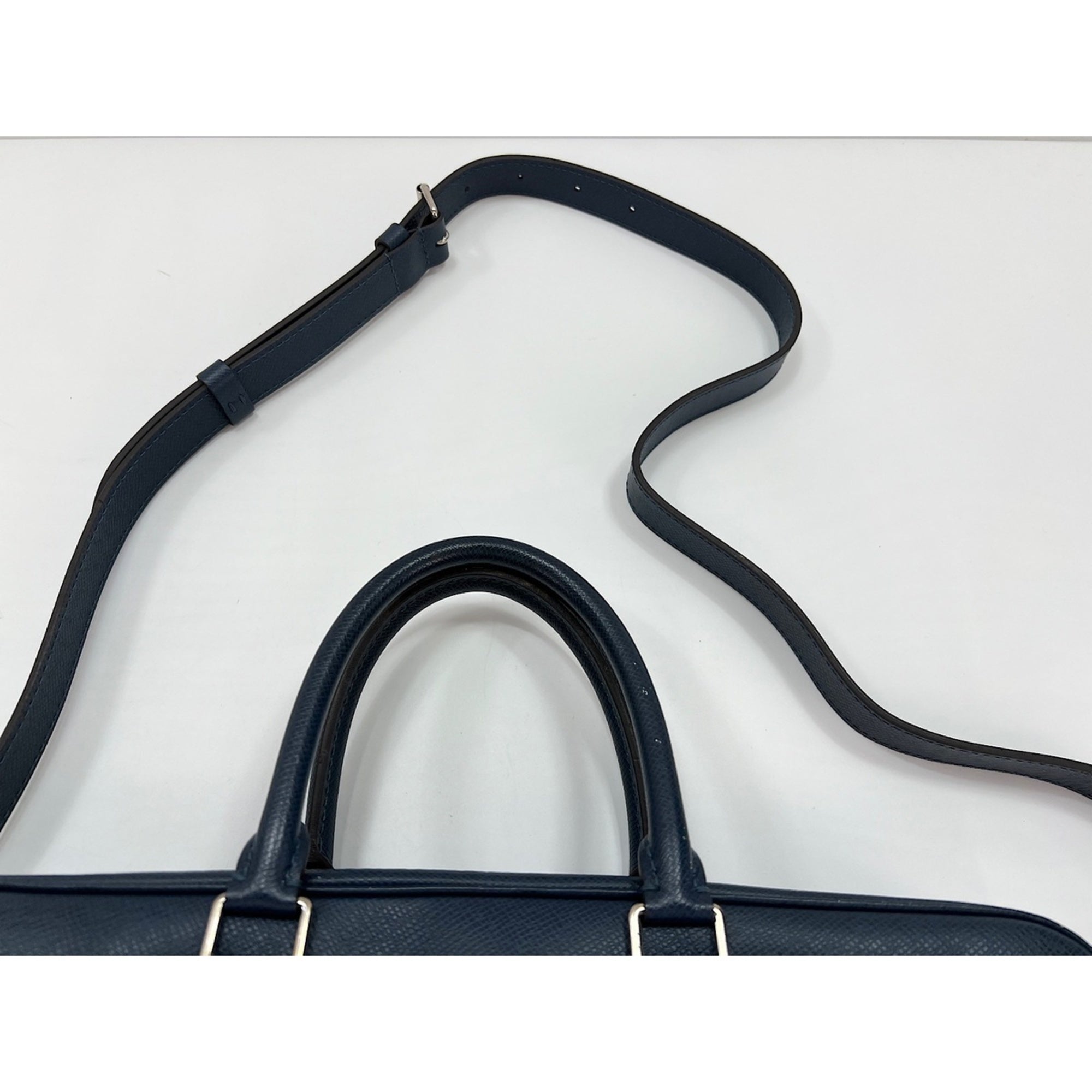 Louis Vuitton Taiga Blue Taiga Leather Handbag (Pre-Owned)