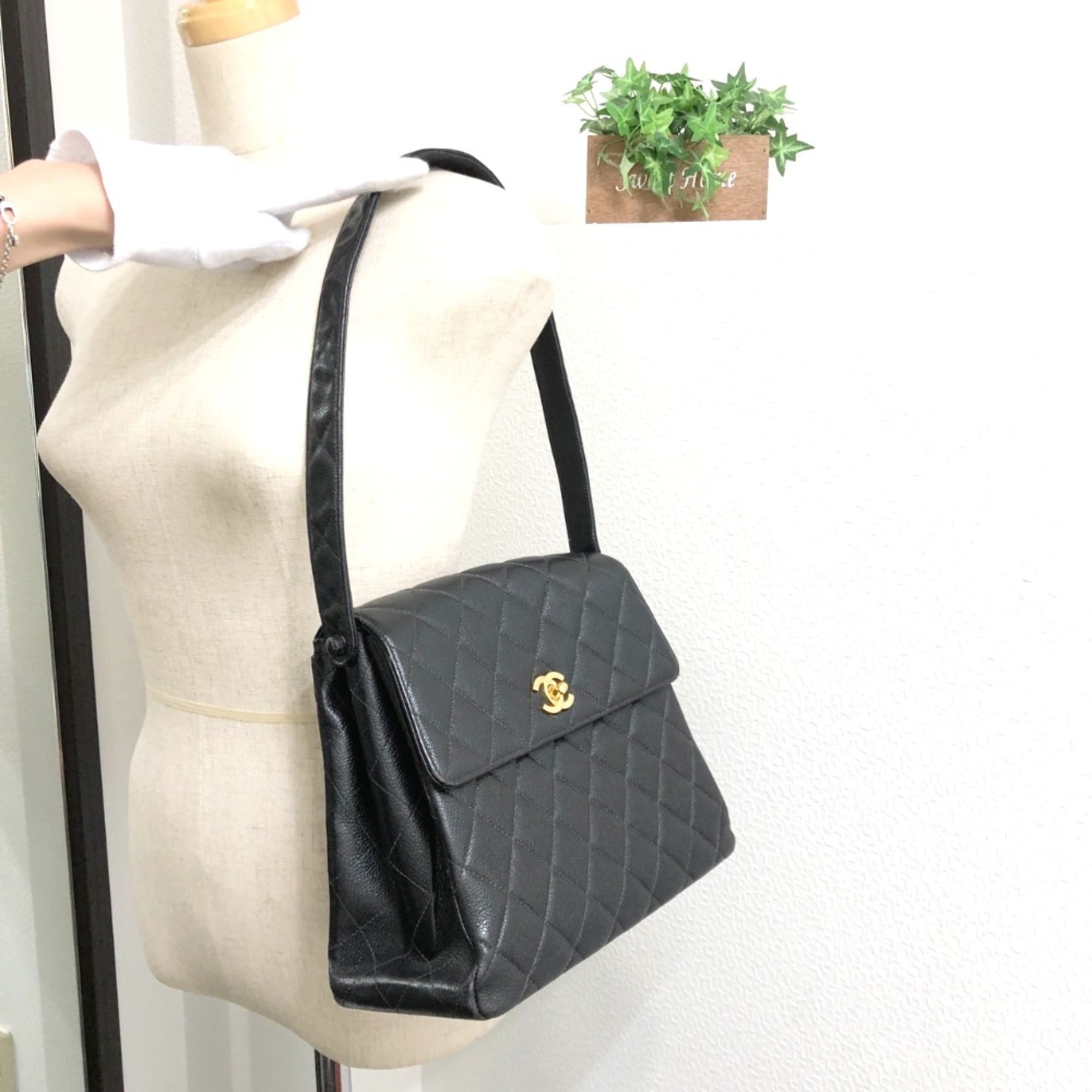 Chanel Black Leather Shoulder Bag (Pre-Owned)