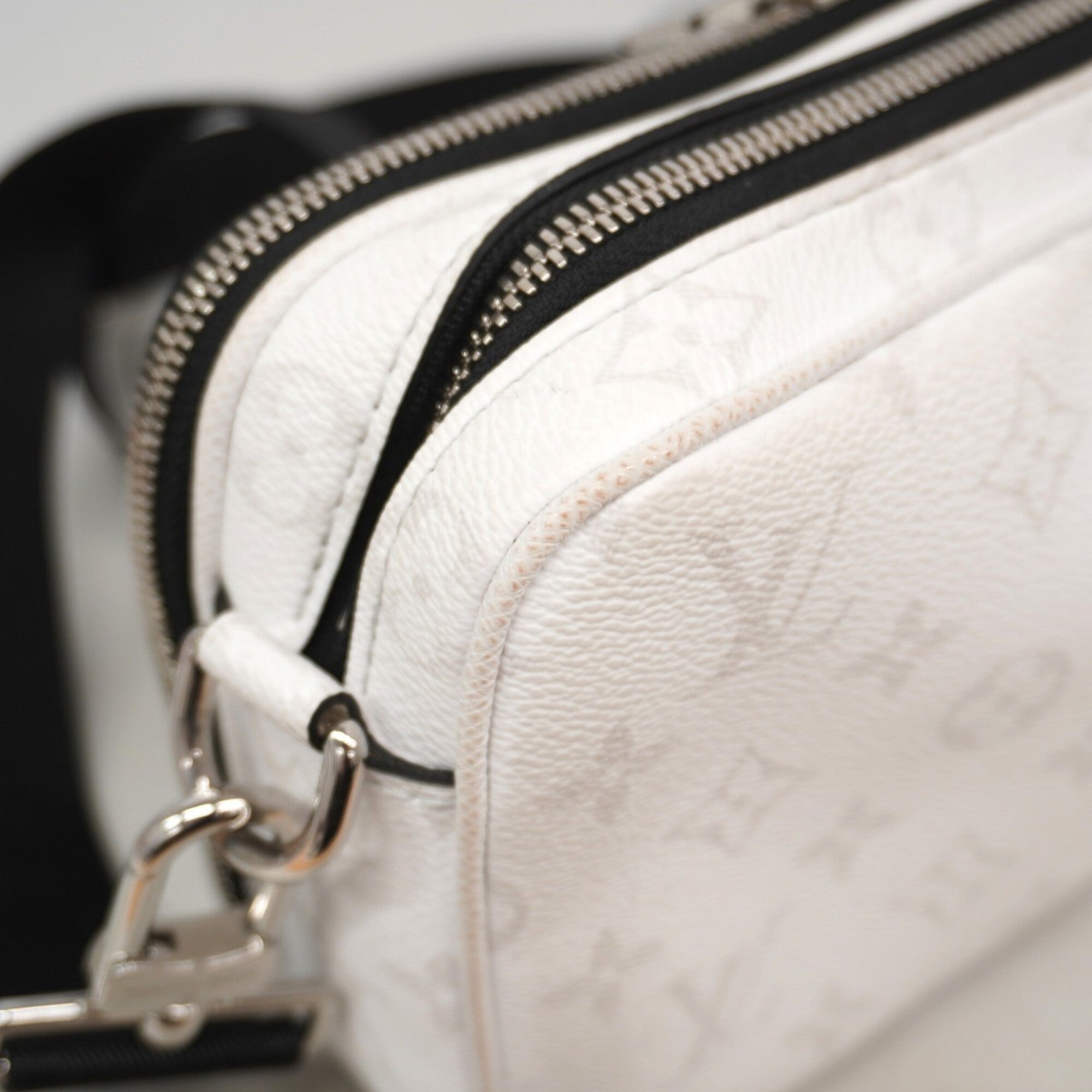 Louis Vuitton Blanc Shoulder Bag (Pre-Owned)