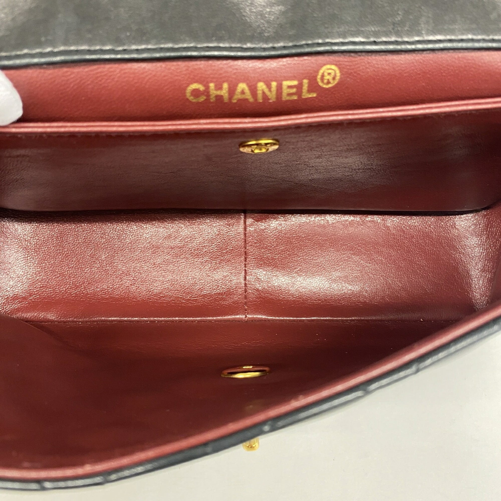 Chanel Black Leather Shoulder Bag (Pre-Owned)