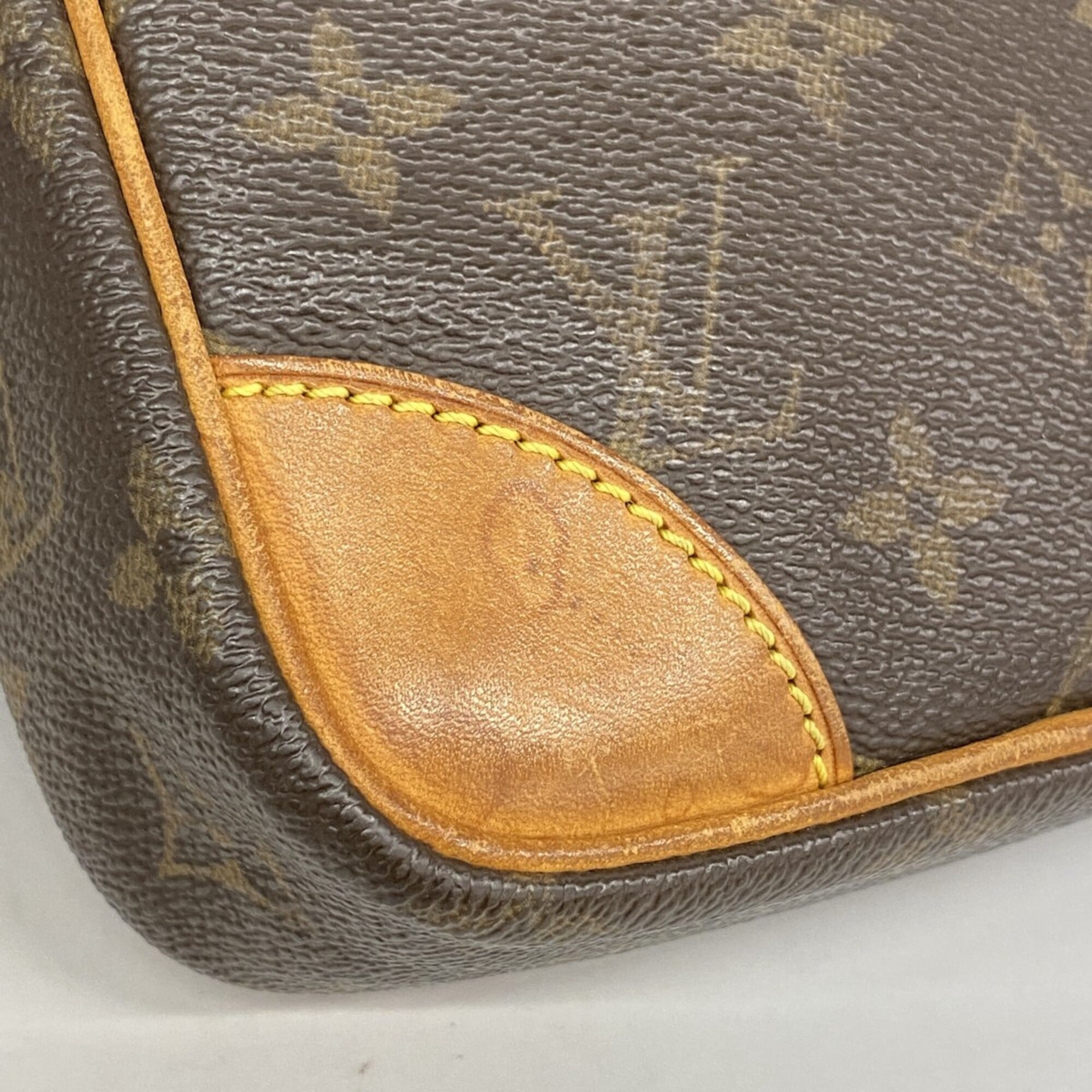 Louis Vuitton Brown Shoulder Bag (Pre-Owned)
