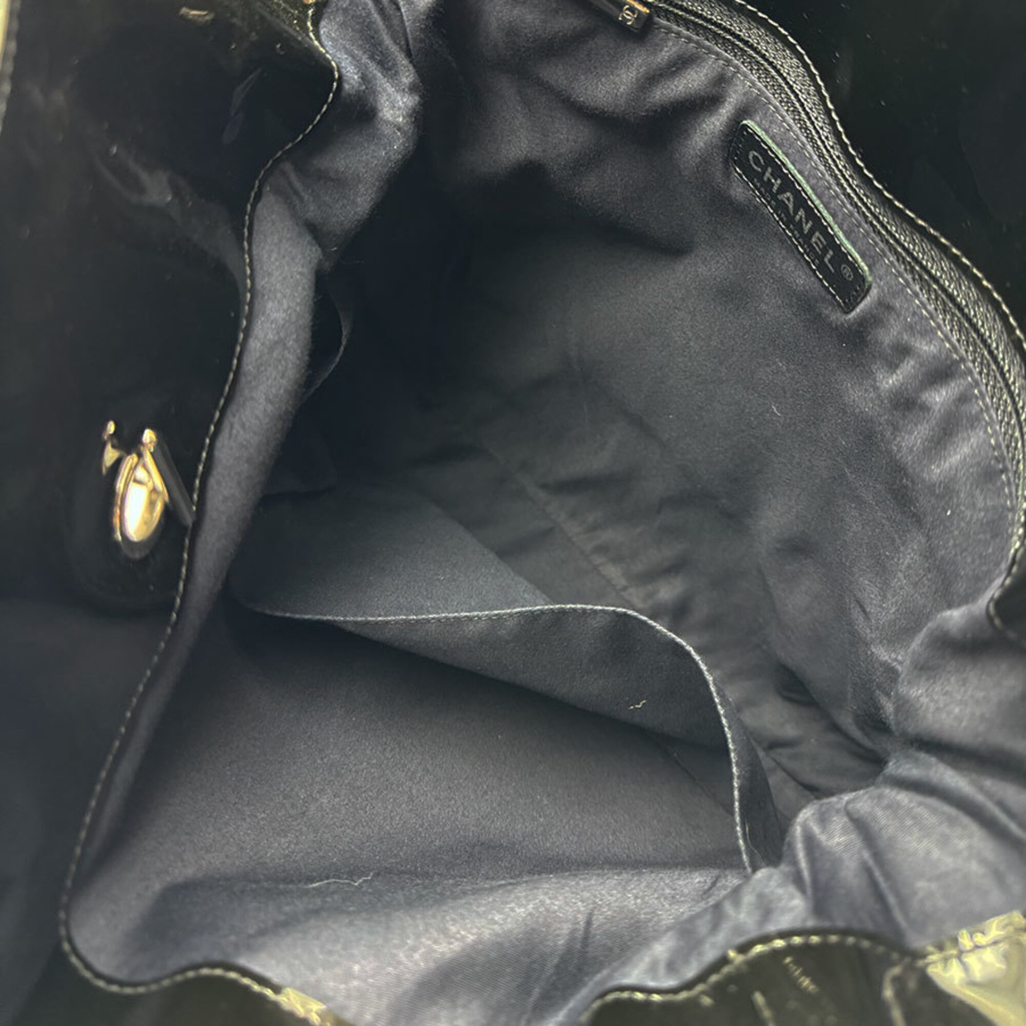Chanel Black Patent Leather Shoulder Bag (Pre-Owned)