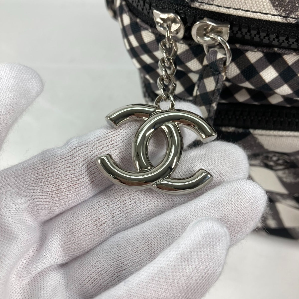 Chanel White Cloth Shoulder Bag (Pre-Owned)