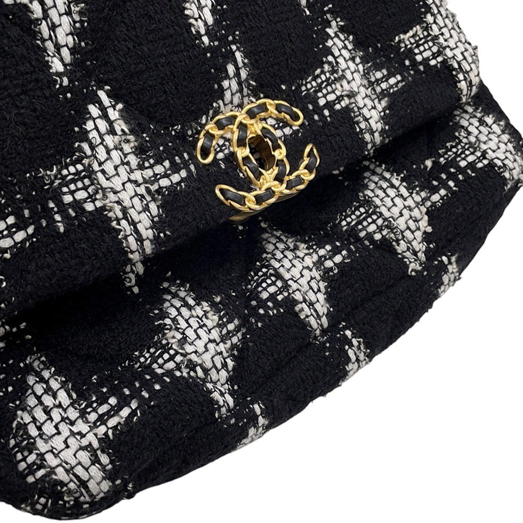 Chanel Black White Tweed Shoulder Bag (Pre-Owned)