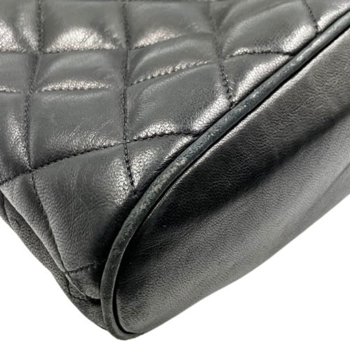 Chanel Matelasse Black Leather Shoulder Bag (Pre-Owned)