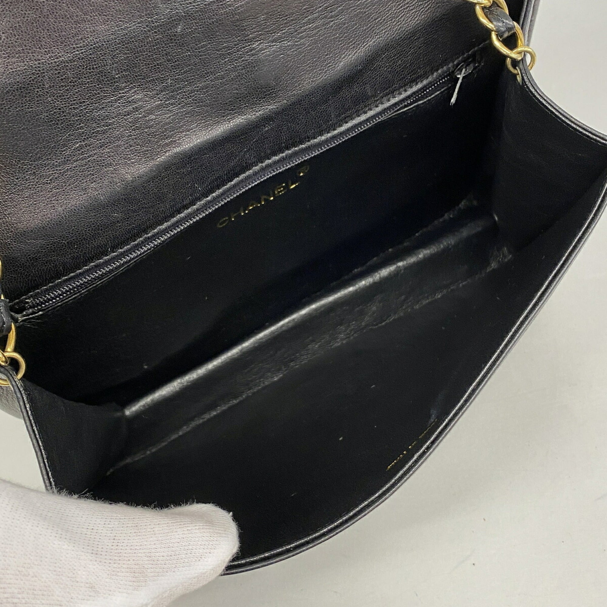 Chanel Black Leather Shoulder Bag (Pre-Owned)
