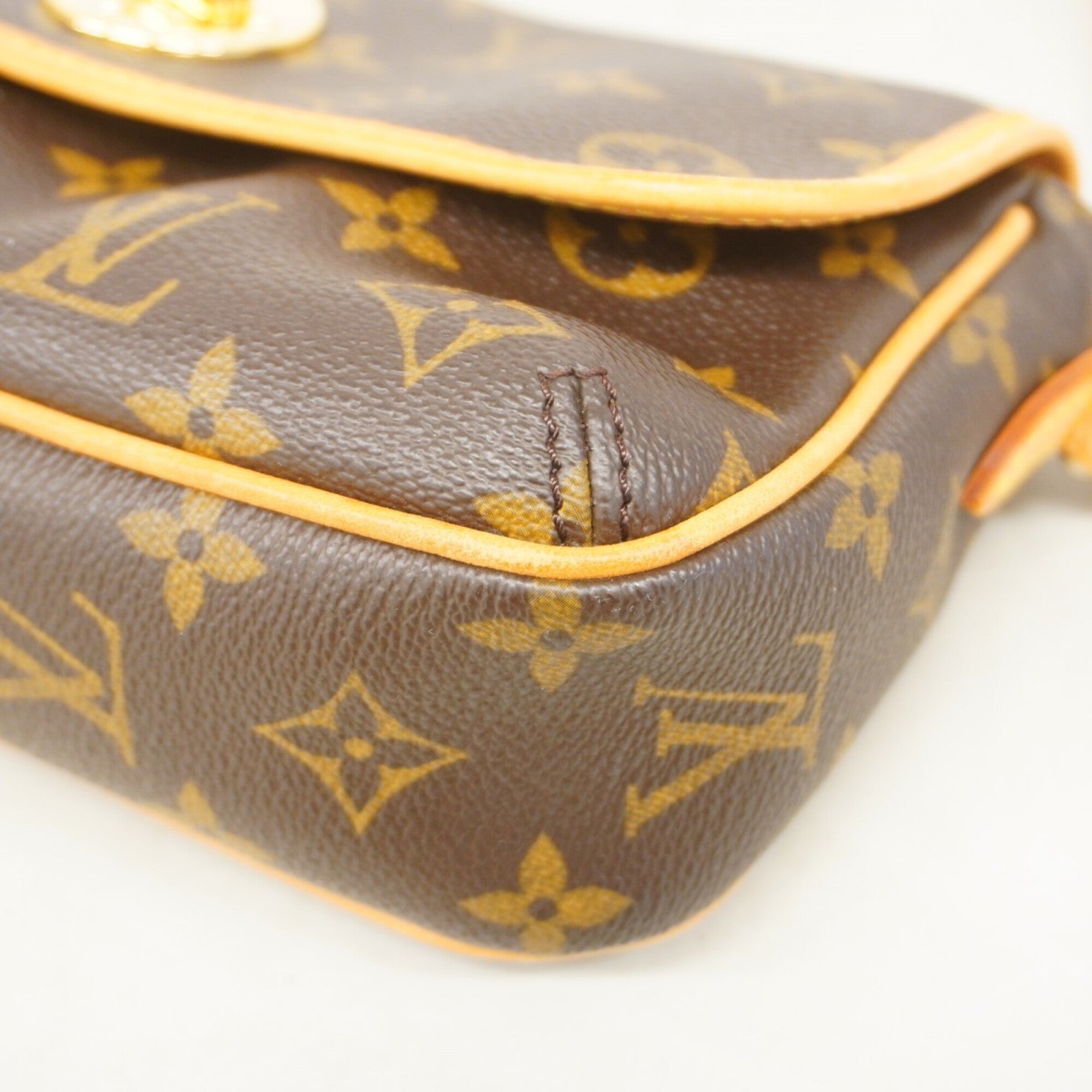 Louis Vuitton Brown Shoulder Bag (Pre-Owned)
