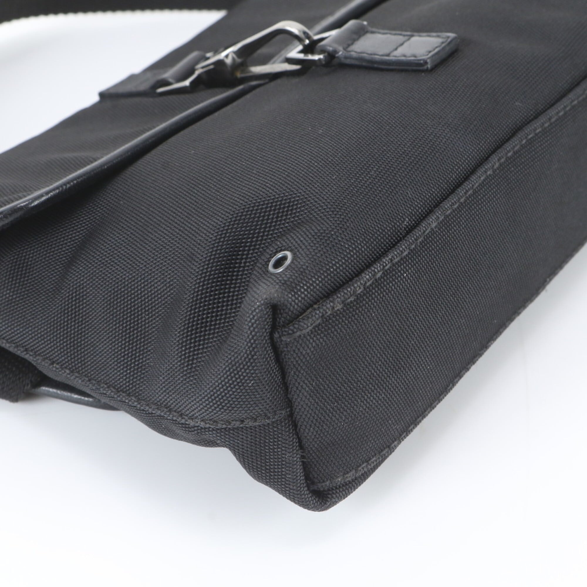 Gucci Black Leather Nylon Pouch Sling Bag (Pre-Owned)