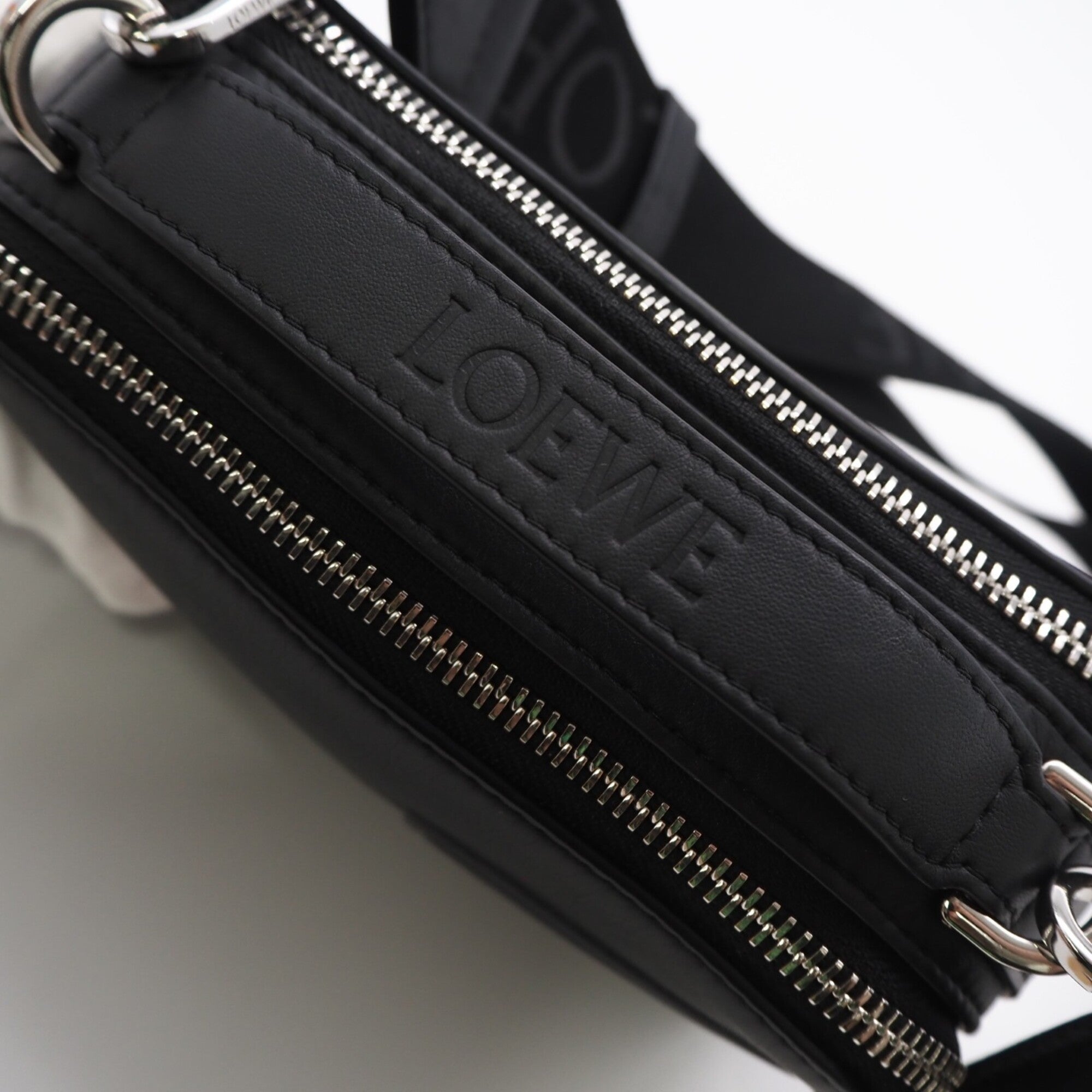 Loewe Black Leather Shoulder Bag (Pre-Owned)
