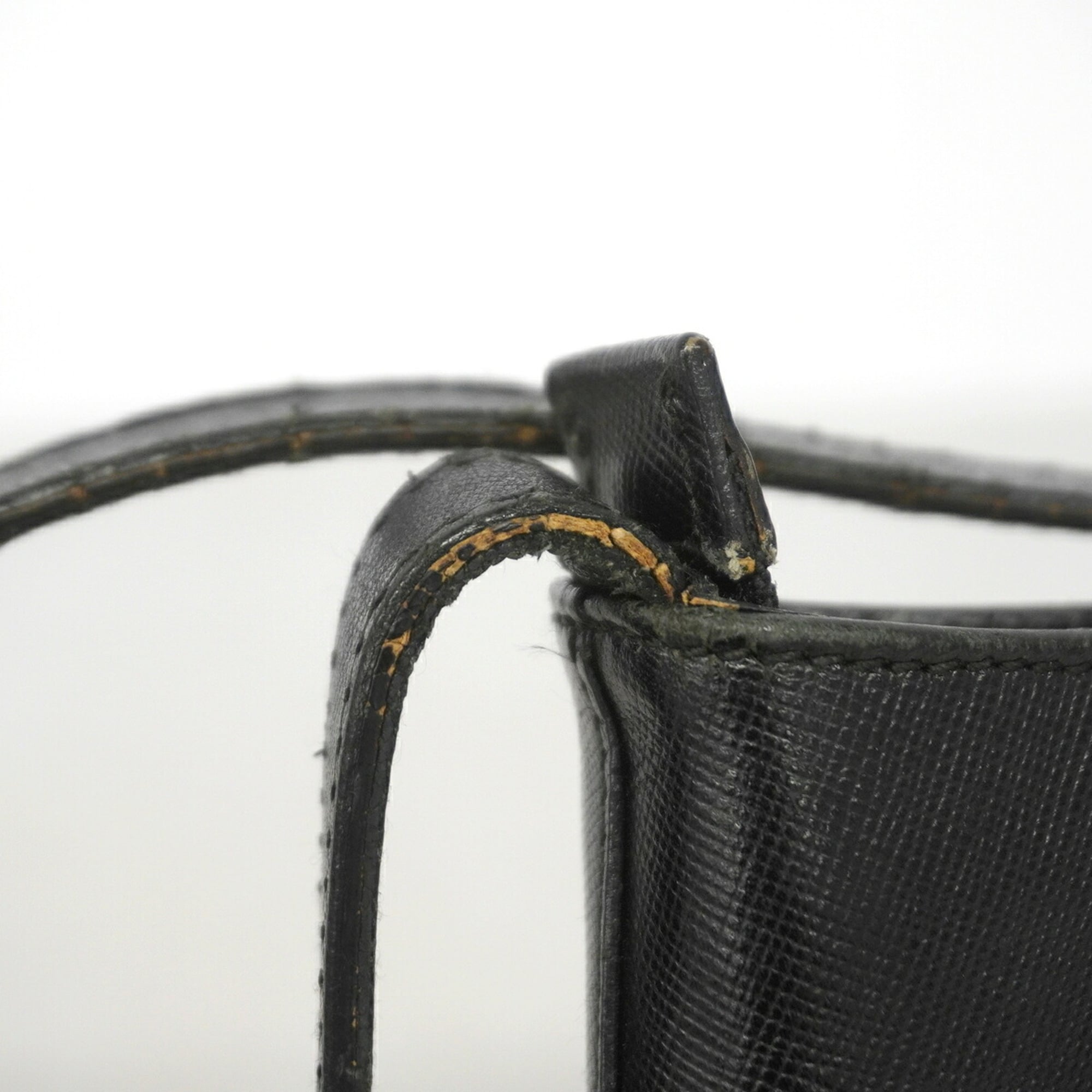 Salvatore Ferragamo Black Leather Shoulder Bag (Pre-Owned)
