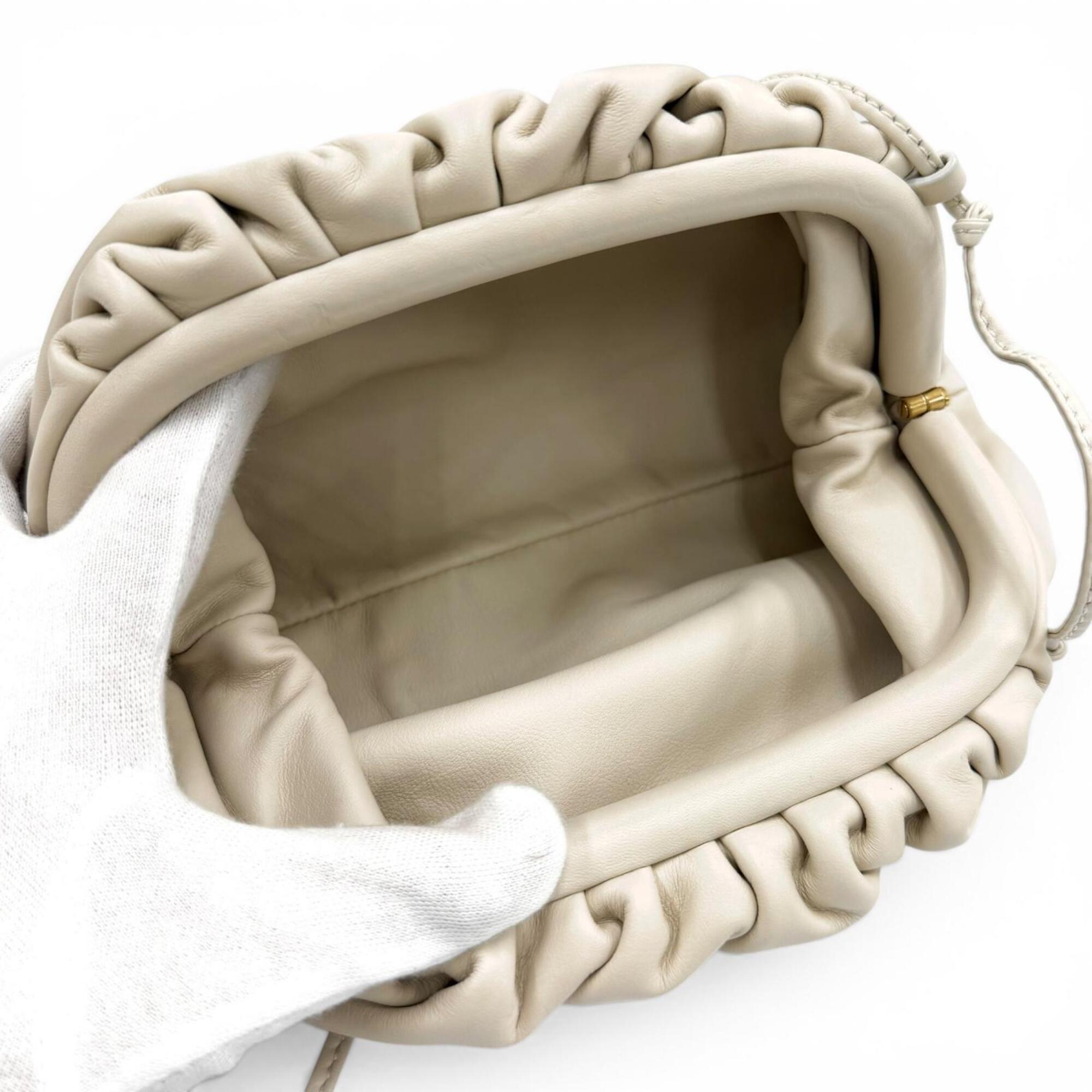 Bottega Veneta Ivory Leather Pouch Shoulder Bag (Pre-Owned)