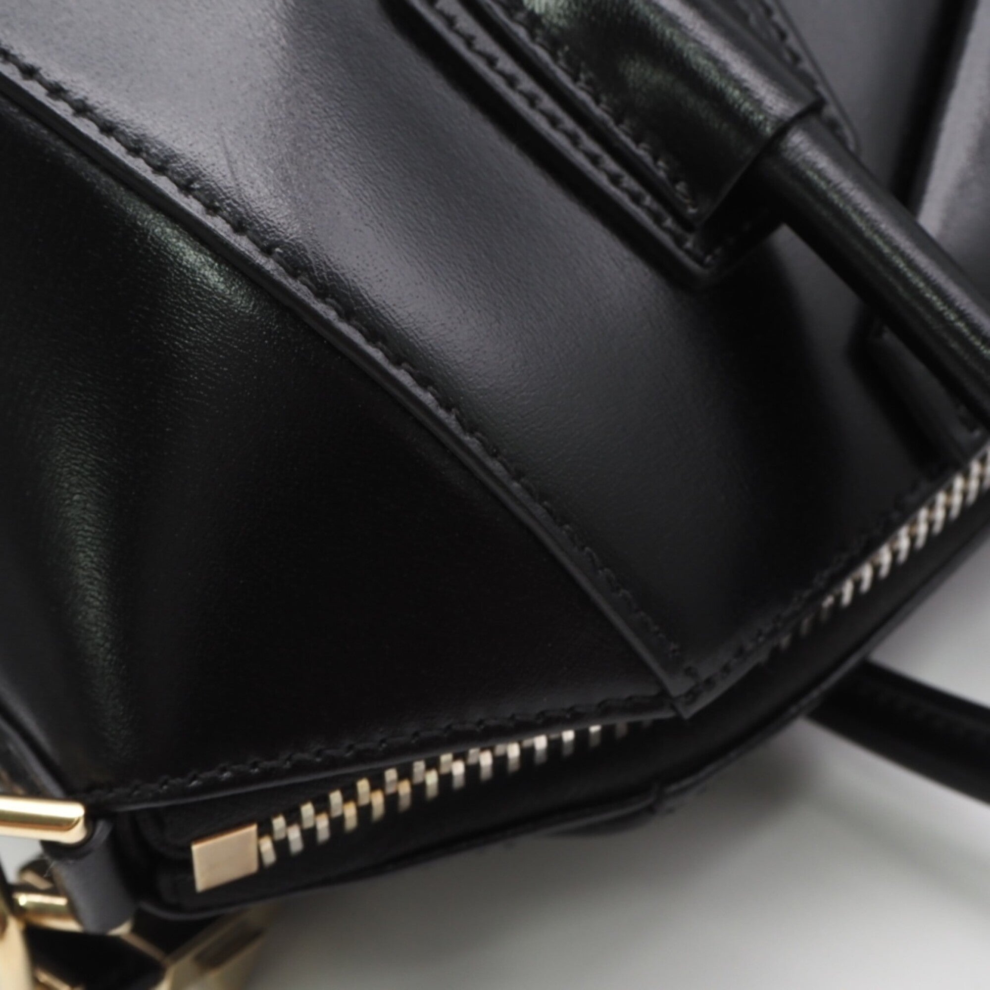 Givenchy Black Leather Handbag (Pre-Owned)