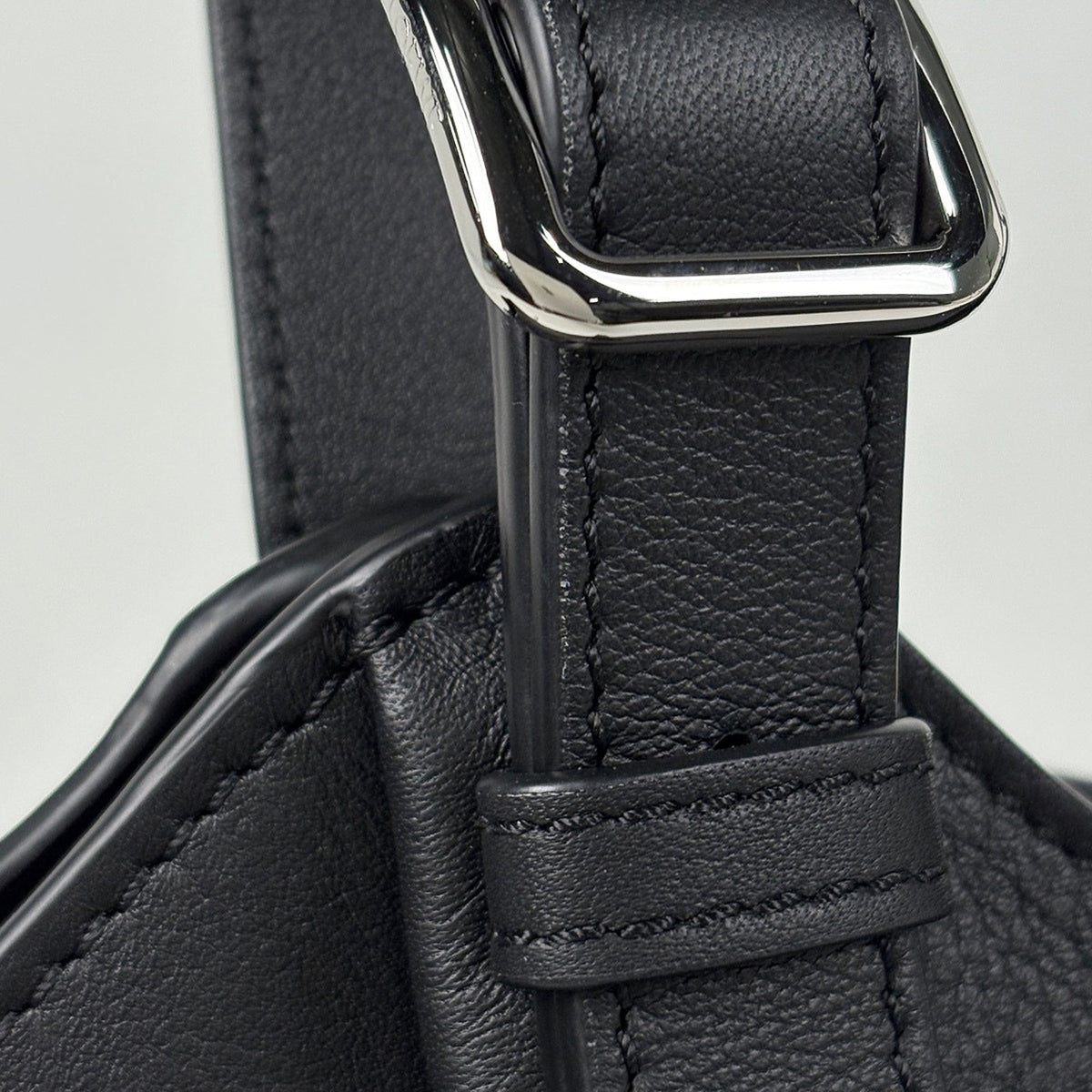 Loewe Black Leather Handbag (Pre-Owned)