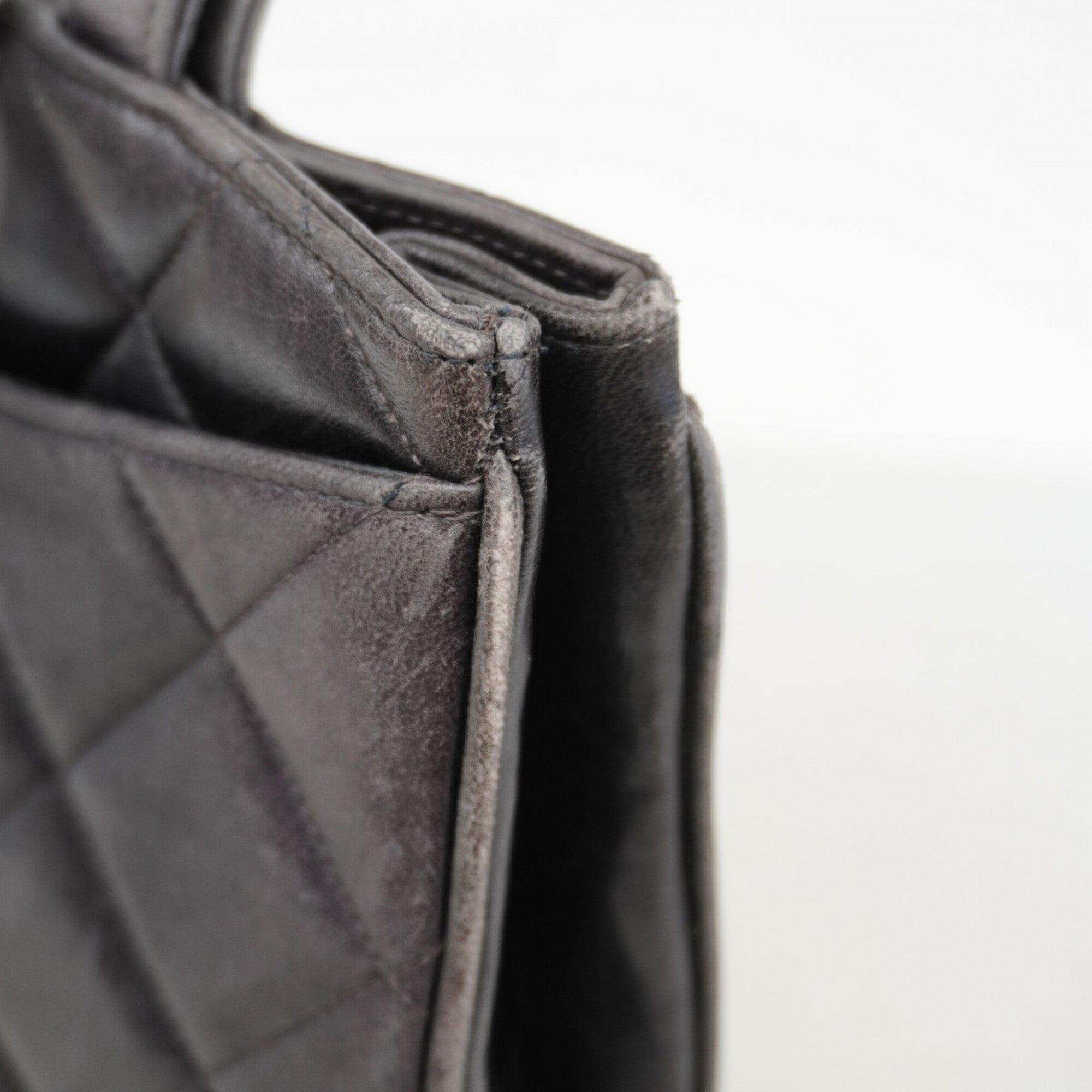 Chanel Black Leather Handbag (Pre-Owned)