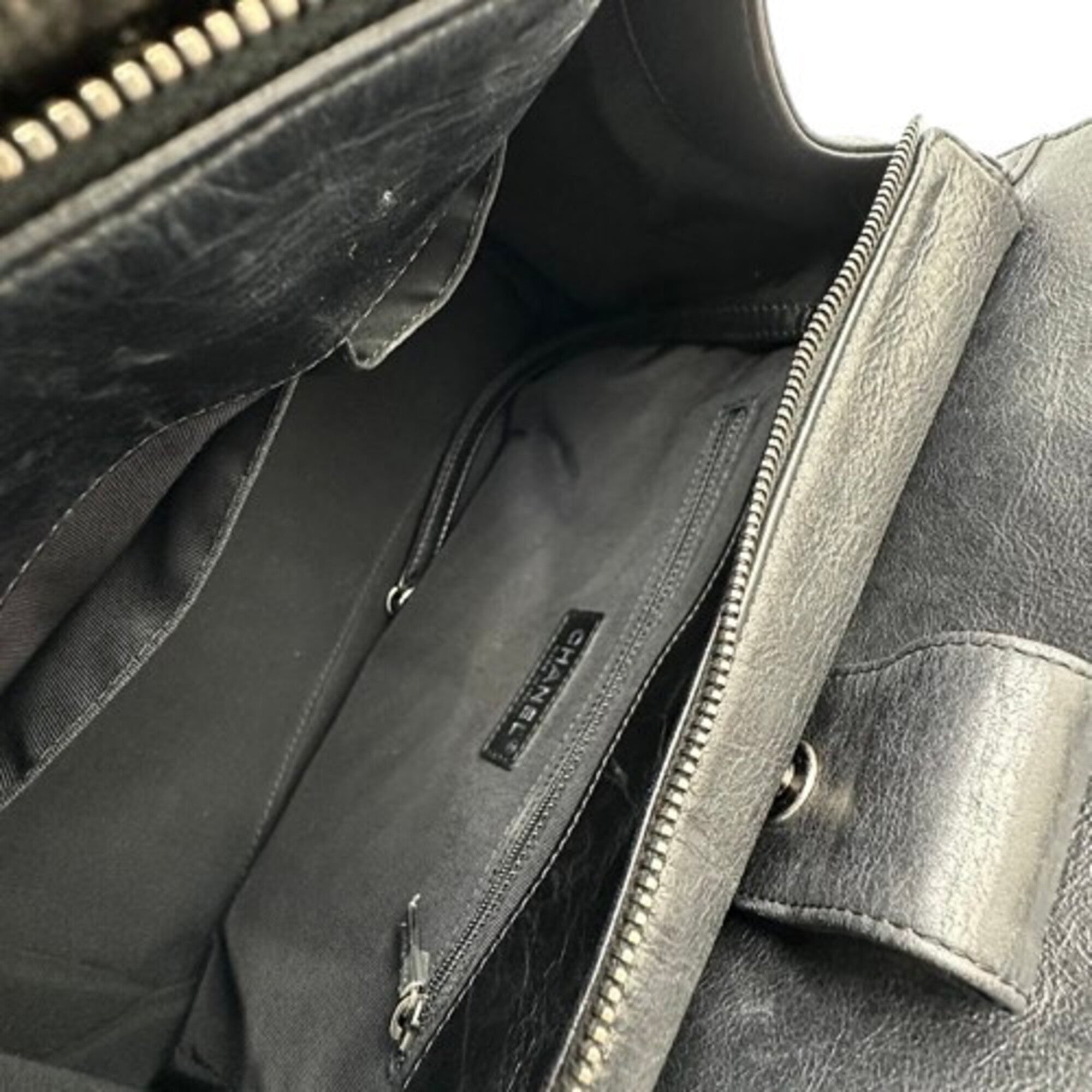 Chanel Boy Chanel Black Leather Shoulder Bag (Pre-Owned)