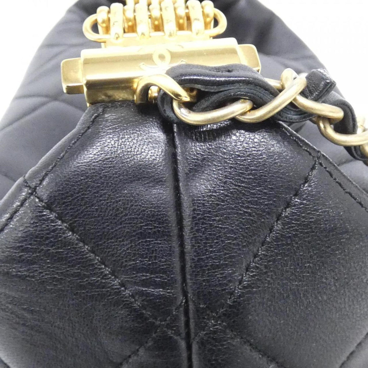 Chanel Black Leather Shoulder Bag (Pre-Owned)
