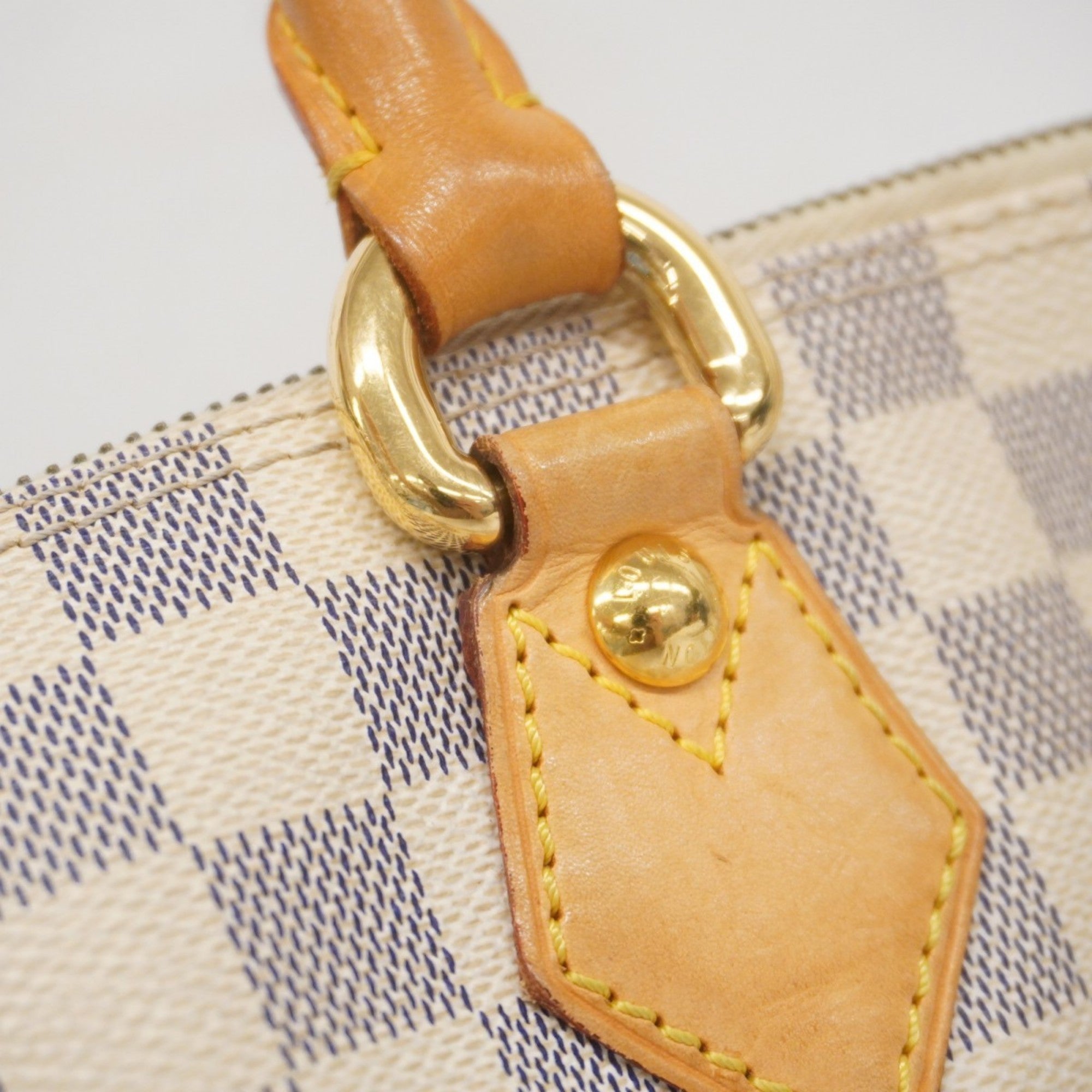 Louis Vuitton White Handbag (Pre-Owned)