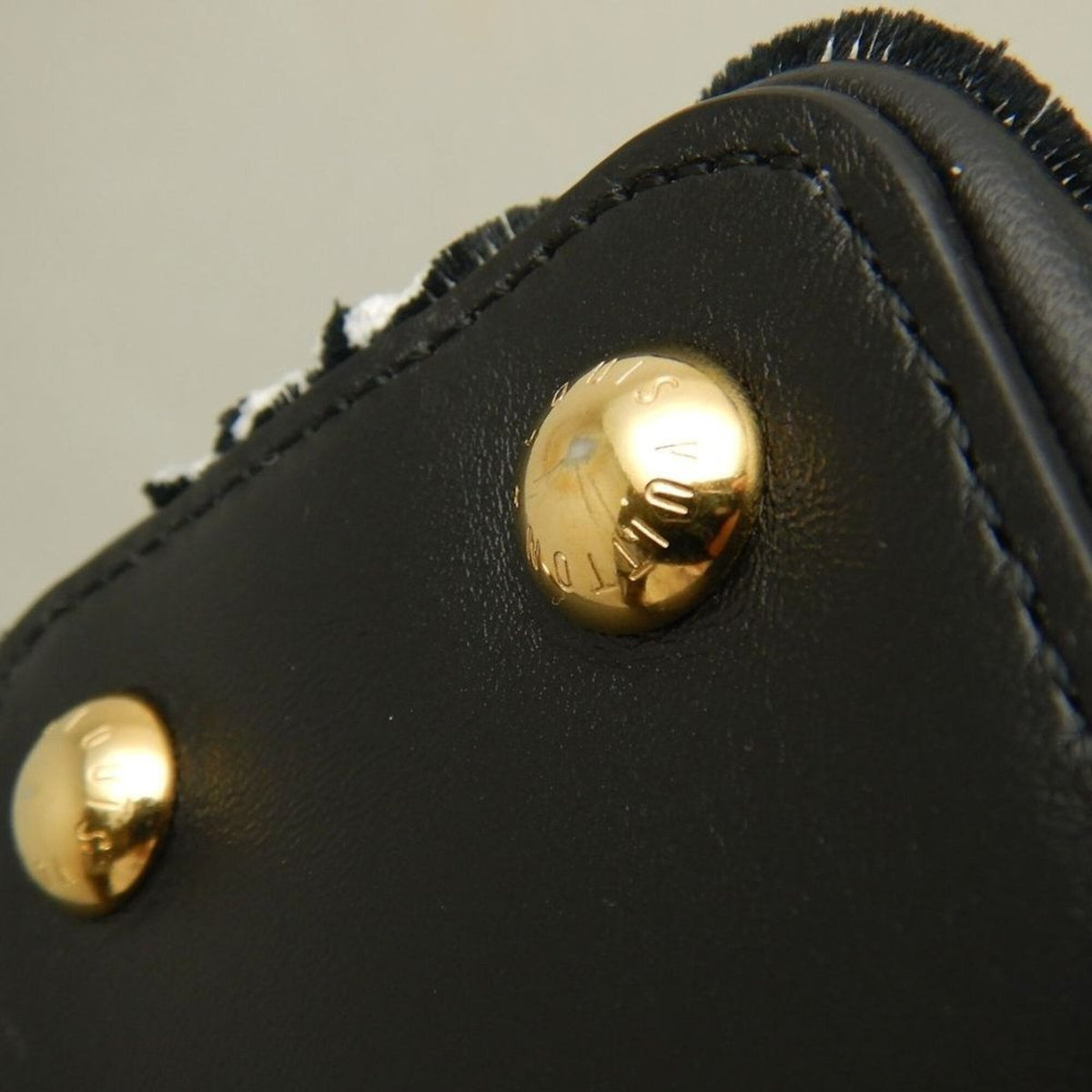 Louis Vuitton Noir Leather Handbag (Pre-Owned)