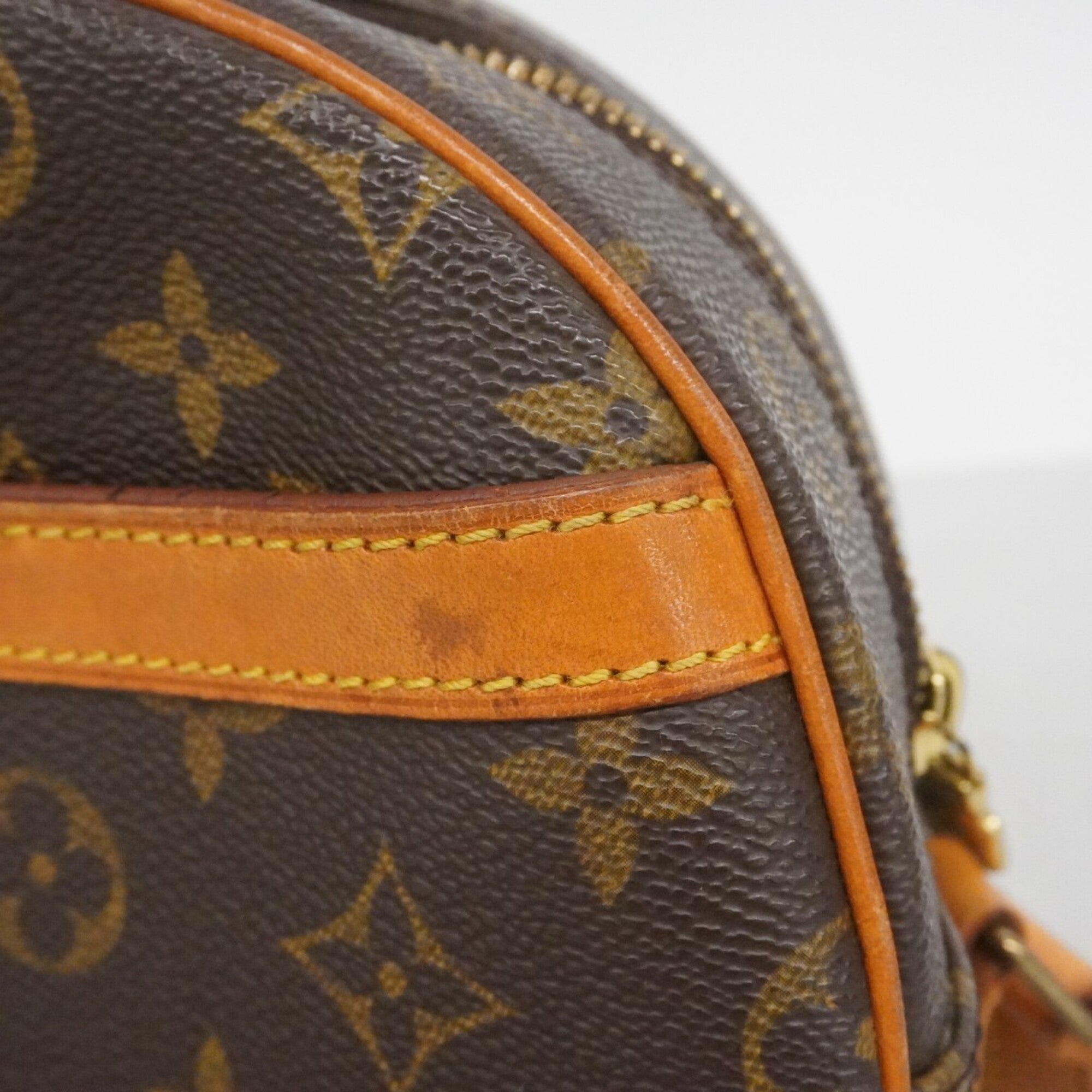 Louis Vuitton Brown Shoulder Bag (Pre-Owned)